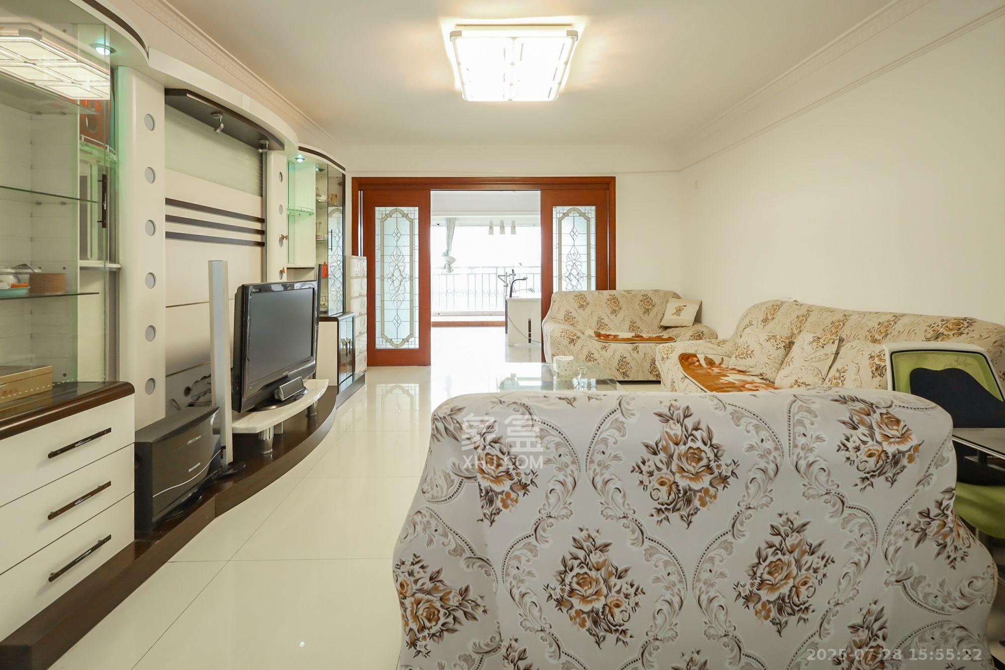 枫树园 4室2厅2卫 3500.0元/月 枫树园 4室2厅2卫 3500.0元/月室内图