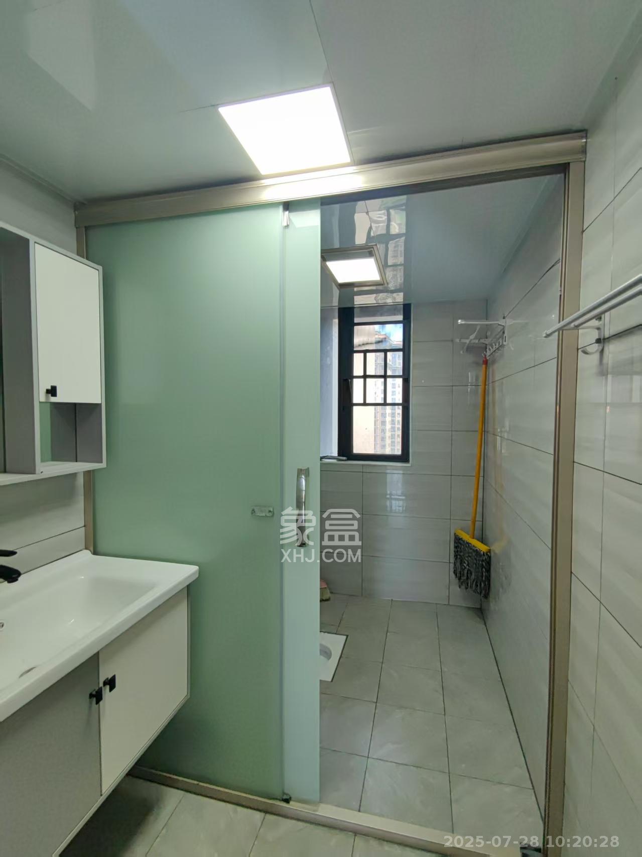 紫鑫御湖湾  3室2厅2卫    2200.0元/月 紫鑫御湖湾  3室2厅2卫    2200.0元/月室内图