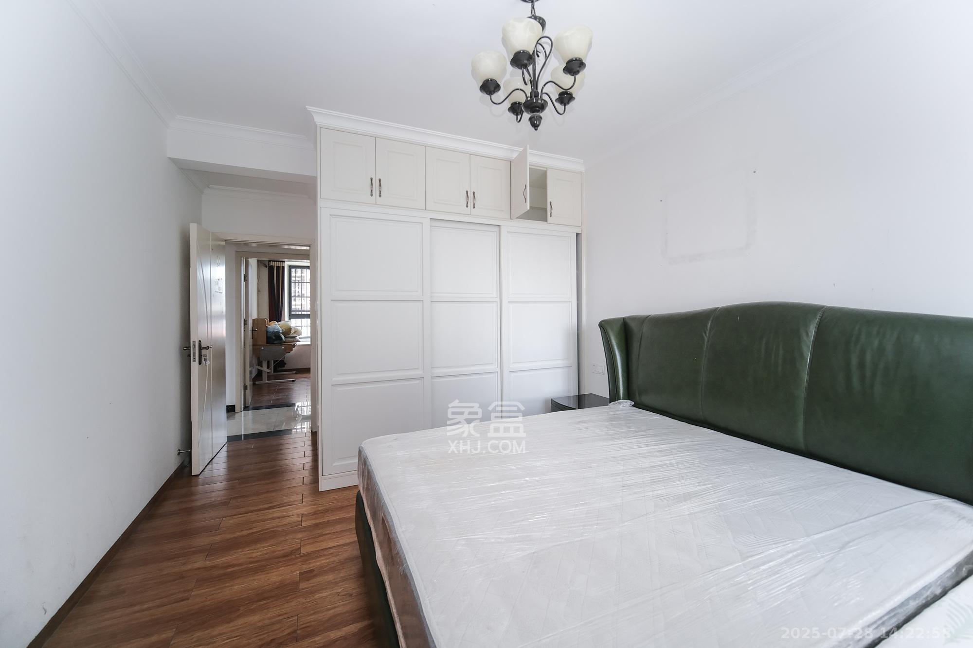 丰源国际 3室2厅2卫 81.0万 丰源国际 3室2厅2卫 81.0万卧室