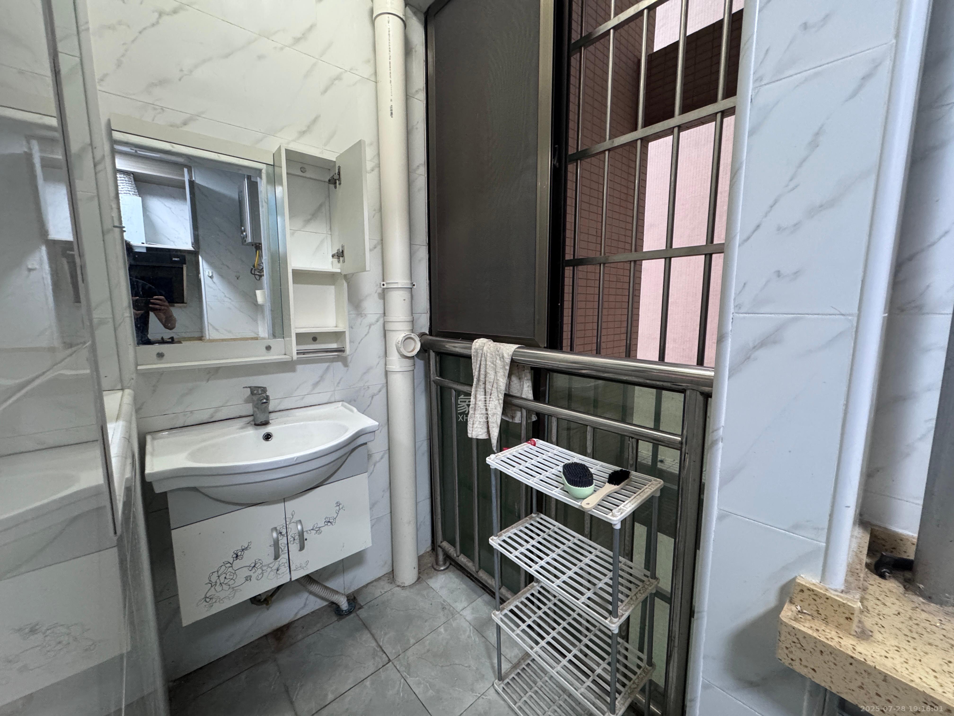 鄱阳佳郡 2室2厅1卫 1800.0元/月 鄱阳佳郡 2室2厅1卫 1800.0元/月室内图