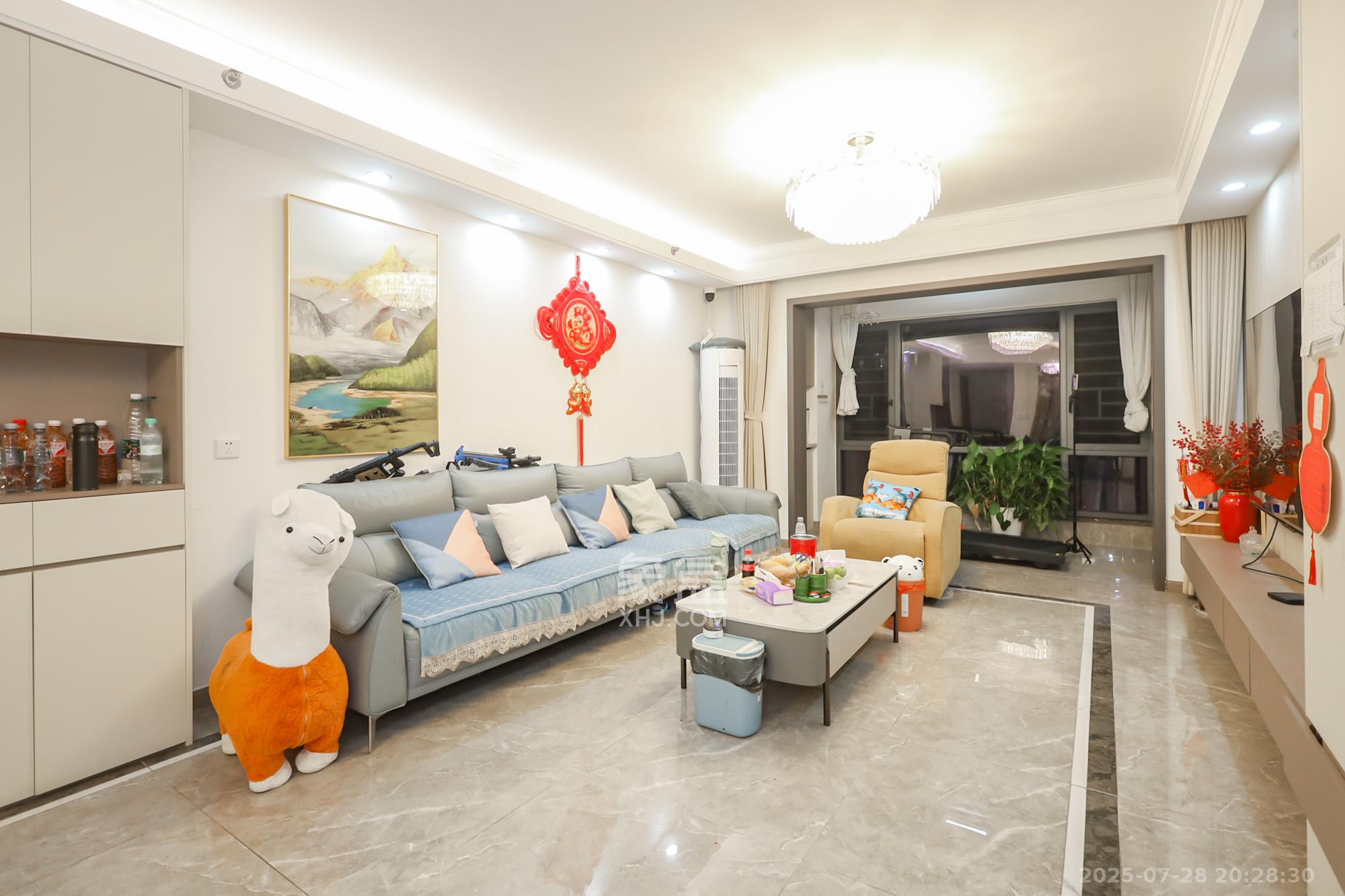 越秀悦湖台 4室2厅2卫 228.0万 越秀悦湖台 4室2厅2卫 228.0万客厅