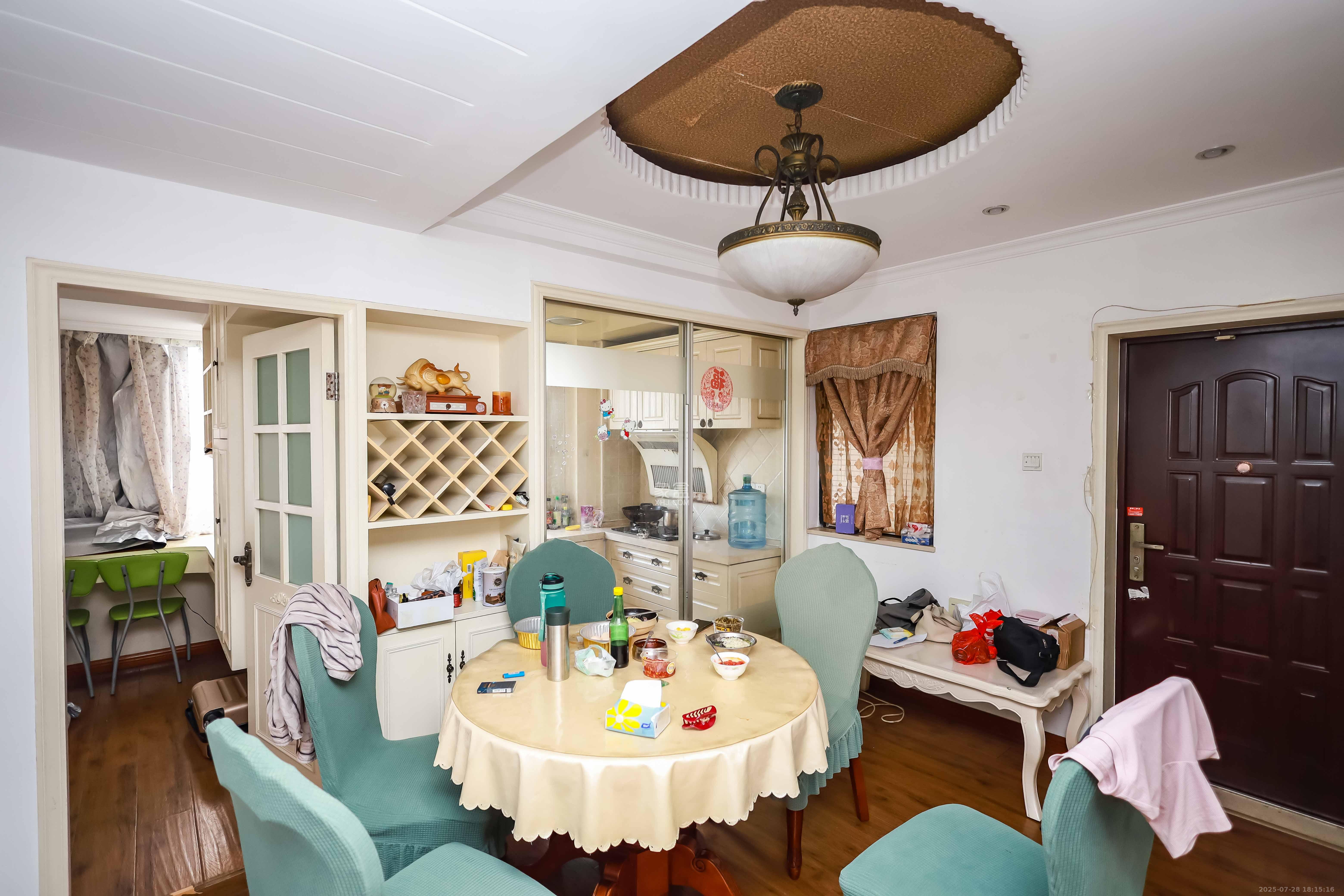 西城龙庭  3室2厅2卫    88.0万客厅