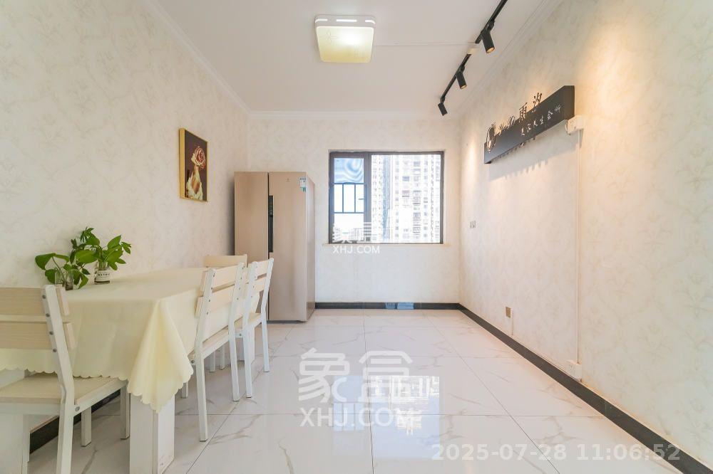 星湖湾一期高层  4室2厅2卫   3000.00元/月室内图