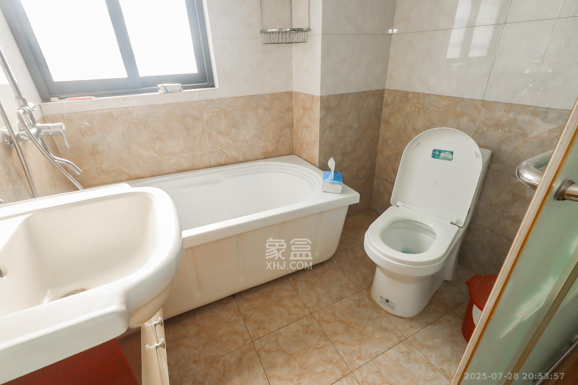 奥克斯广场 3室2厅2卫 130.0万 奥克斯广场 3室2厅2卫 130.0万卫生间