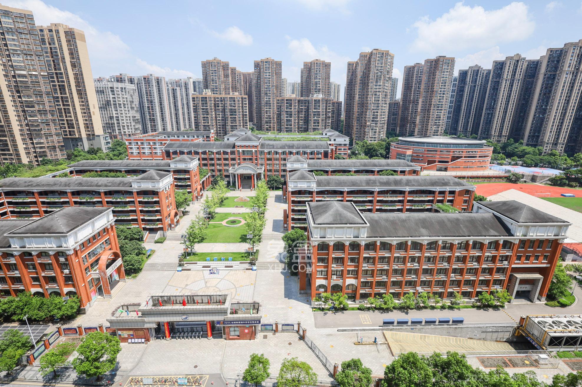 中国铁建梅溪青秀三期 4室2厅2卫 193.0万 中国铁建梅溪青秀三期 4室2厅2卫 193.0万阳台