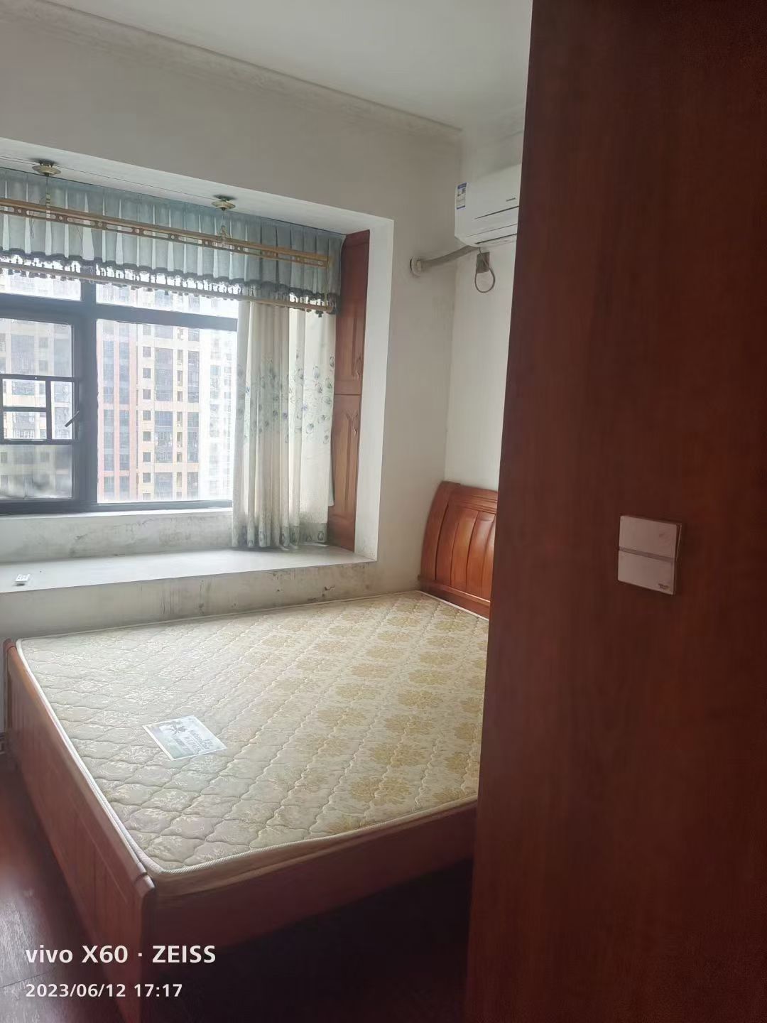 百弘学府城  3室2厅2卫    1800.0元/月室内图