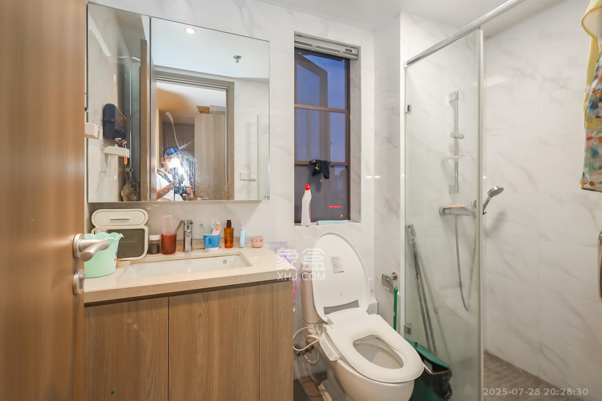 越秀悦湖台 4室2厅2卫 228.0万 越秀悦湖台 4室2厅2卫 228.0万卫生间