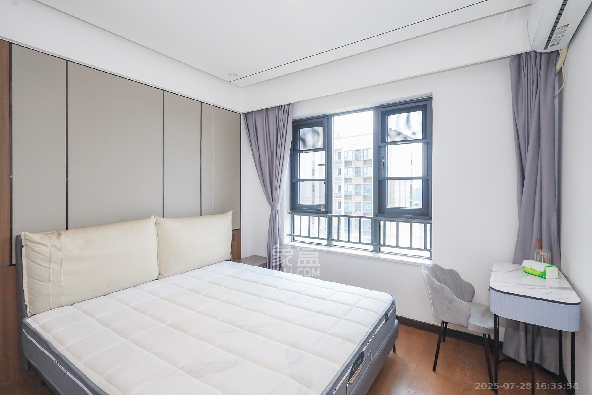 卓越中寰 3室2厅2卫 176.0万 卓越中寰 3室2厅2卫 176.0万卧室