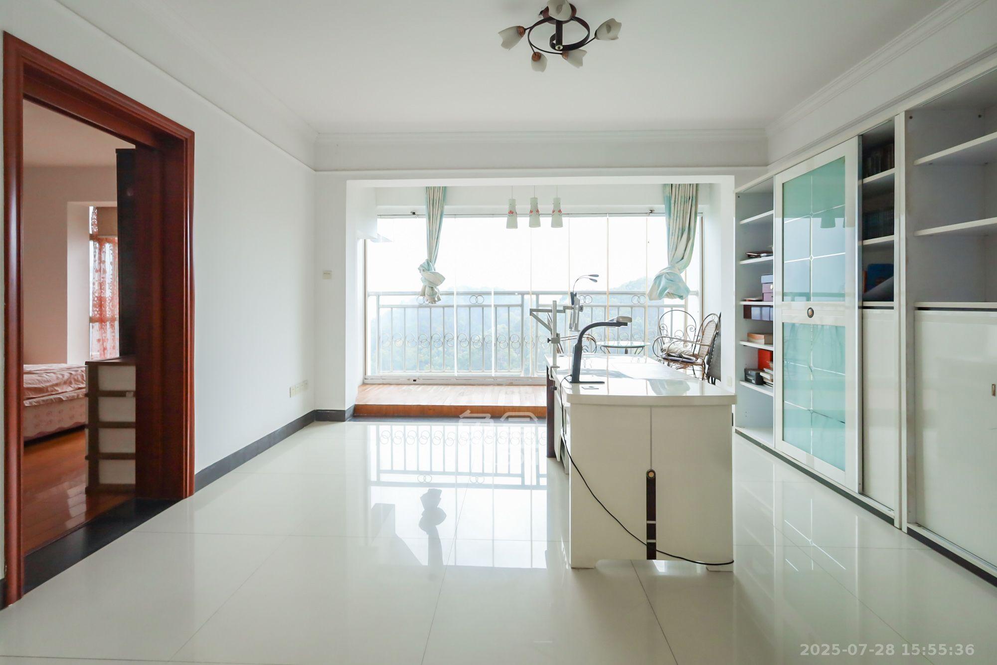 枫树园 4室2厅2卫 3500.0元/月 枫树园 4室2厅2卫 3500.0元/月室内图