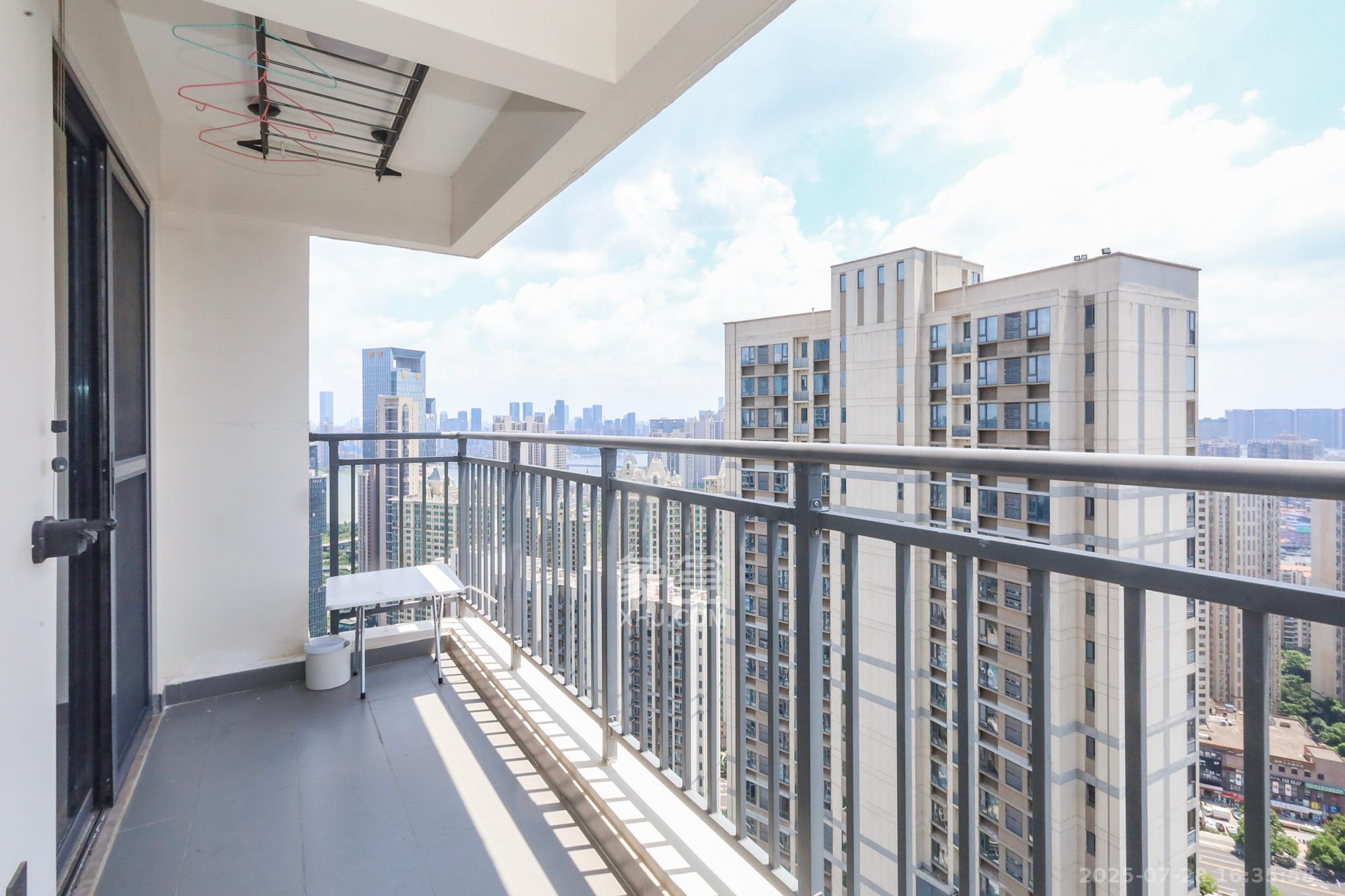 卓越中寰 3室2厅2卫 176.0万 卓越中寰 3室2厅2卫 176.0万阳台