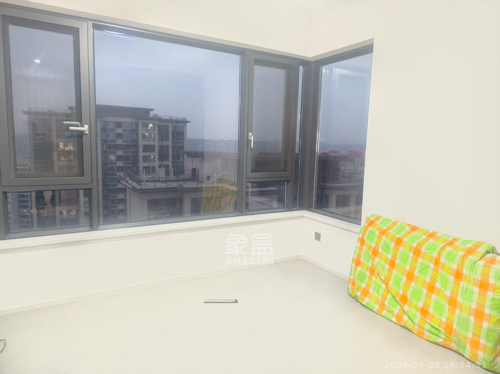 蓝光雍锦半岛  4室2厅2卫    4000.0元/月室内图