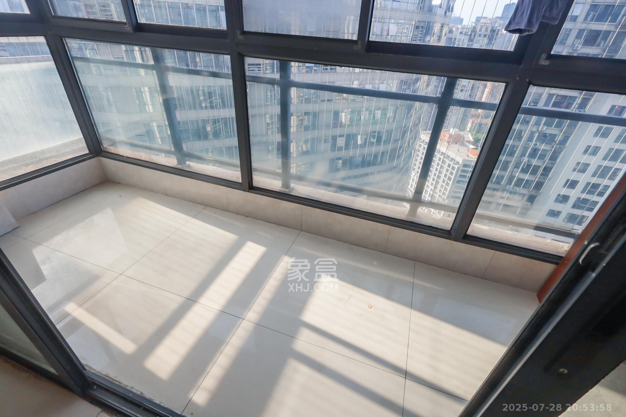 奥克斯广场 3室2厅2卫 130.0万 奥克斯广场 3室2厅2卫 130.0万阳台