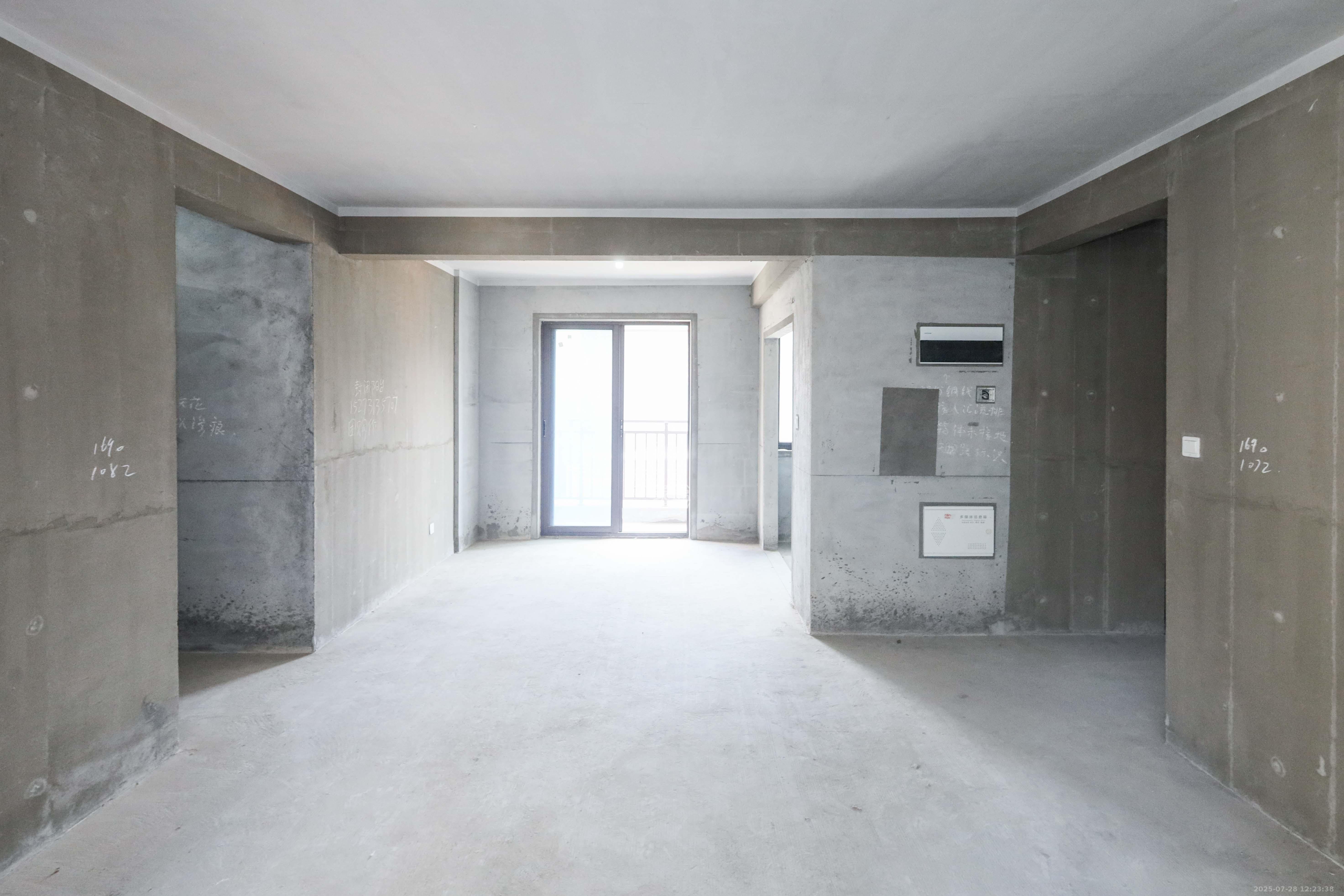 中国铁建梅溪青秀三期 4室2厅2卫 193.0万 中国铁建梅溪青秀三期 4室2厅2卫 193.0万客厅