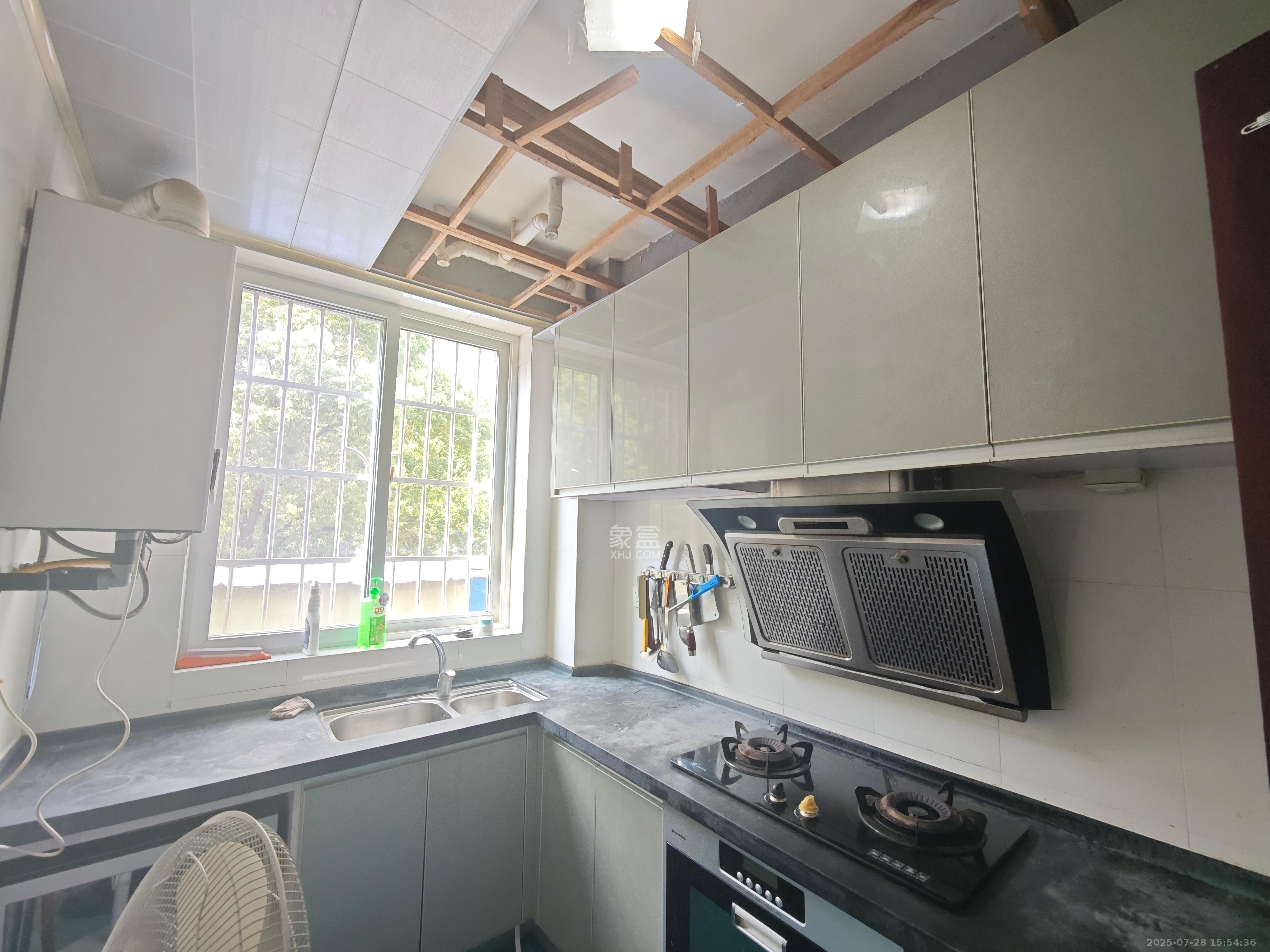 华银南苑 3室2厅2卫 1900.0元/月 华银南苑 3室2厅2卫 1900.0元/月室内图