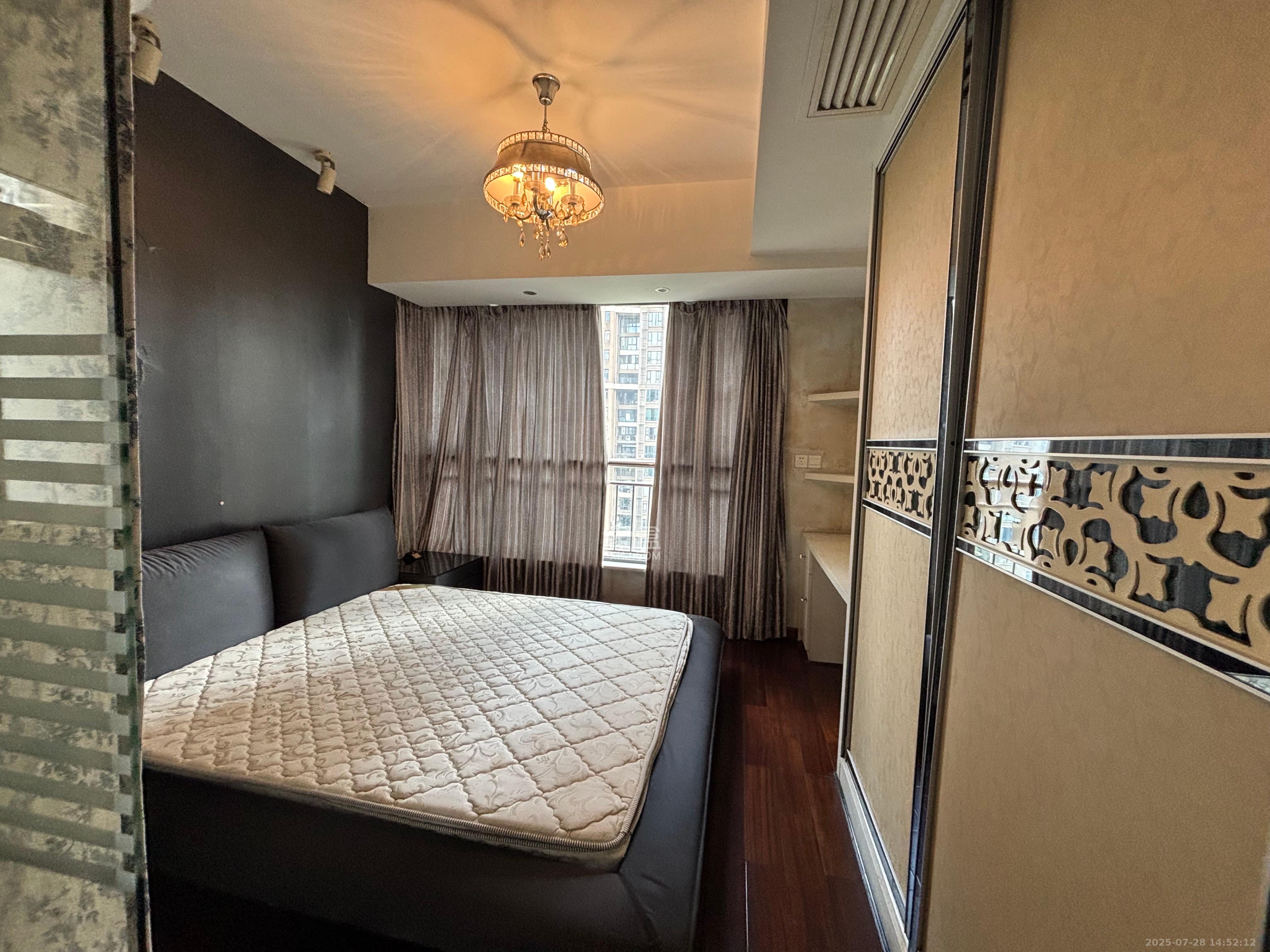 藏珑湖上国际花园 3室2厅2卫 3300.0元/月 藏珑湖上国际花园 3室2厅2卫 3300.0元/月室内图