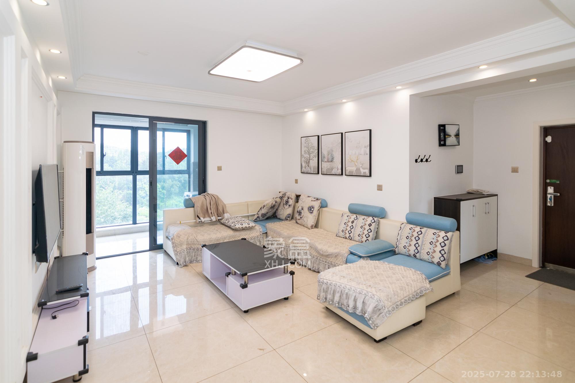 中粮鸿云 3室2厅1卫 75.80万 中粮鸿云 3室2厅1卫 75.80万客厅