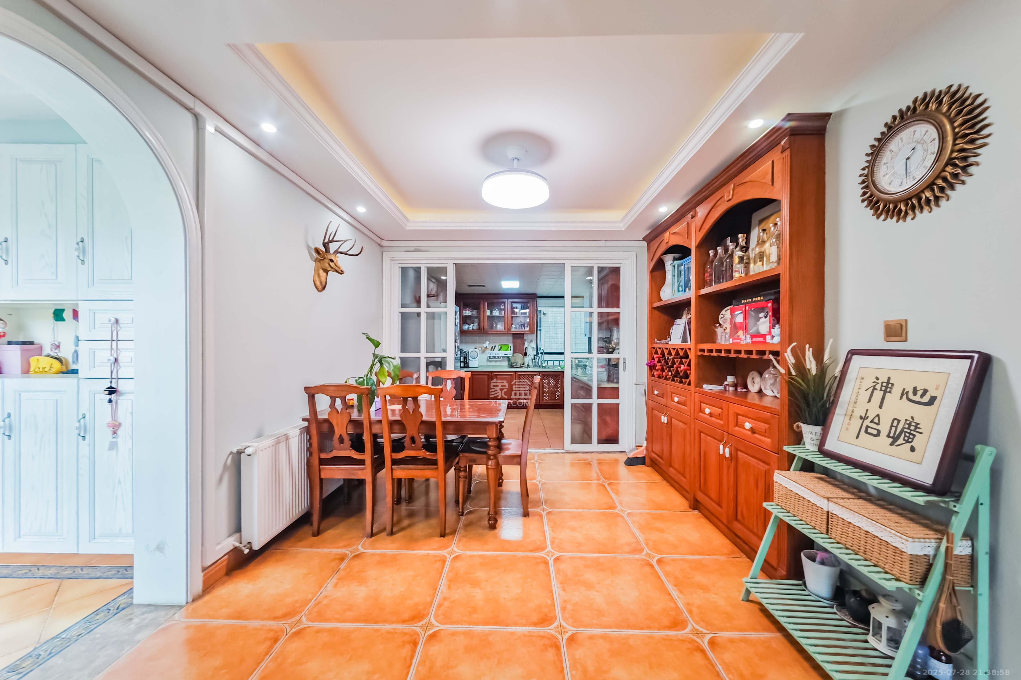 融科东南海 4室2厅2卫 139.0万 融科东南海 4室2厅2卫 139.0万客厅