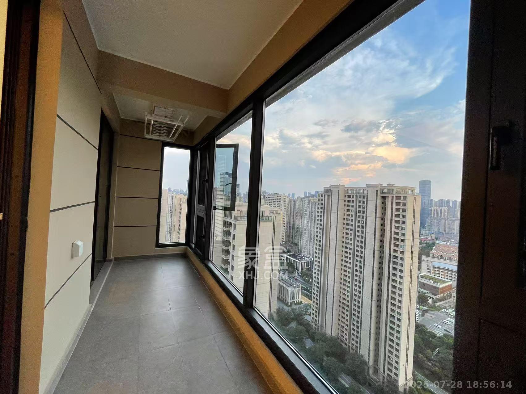 龙湖铂金中心(龙湖春江郦城) 4室2厅2卫 6300.0元/月 龙湖铂金中心(龙湖春江郦城) 4室2厅2卫 6300.0元/月室内图