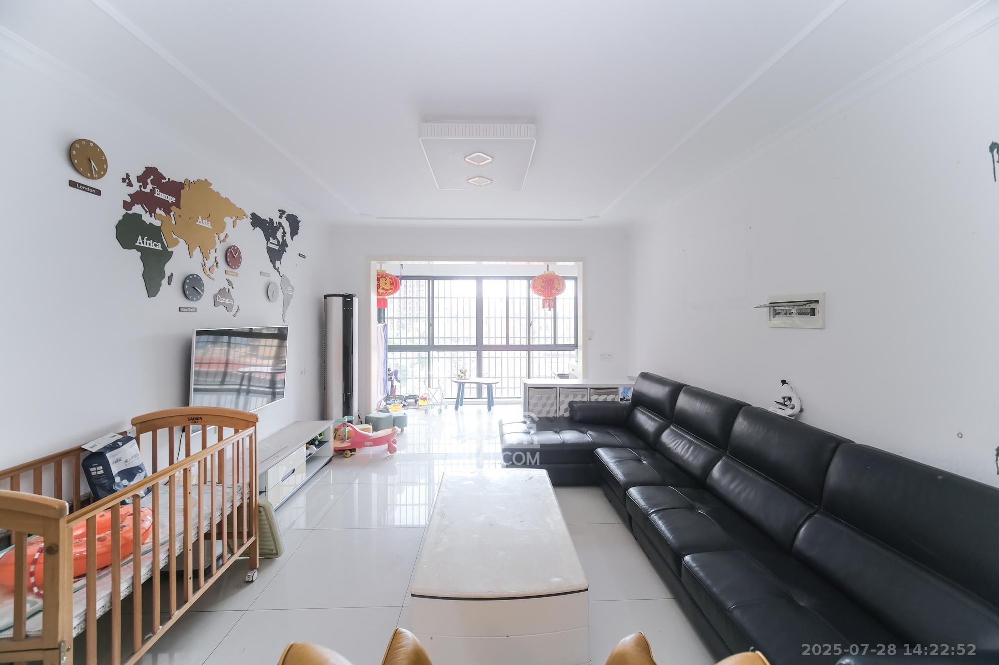 丰源国际 3室2厅2卫 81.0万 丰源国际 3室2厅2卫 81.0万客厅