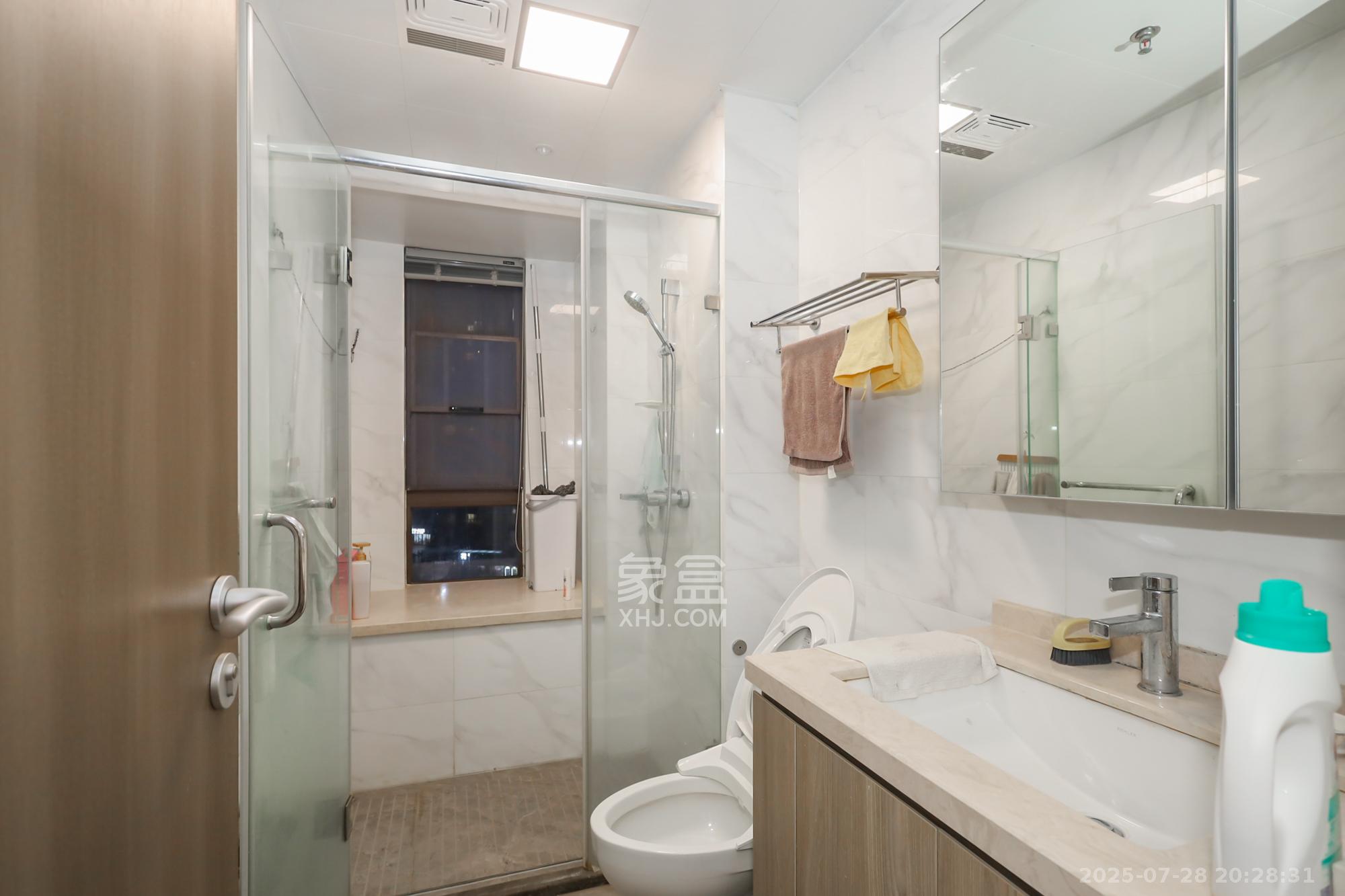 越秀悦湖台 4室2厅2卫 228.0万 越秀悦湖台 4室2厅2卫 228.0万卫生间