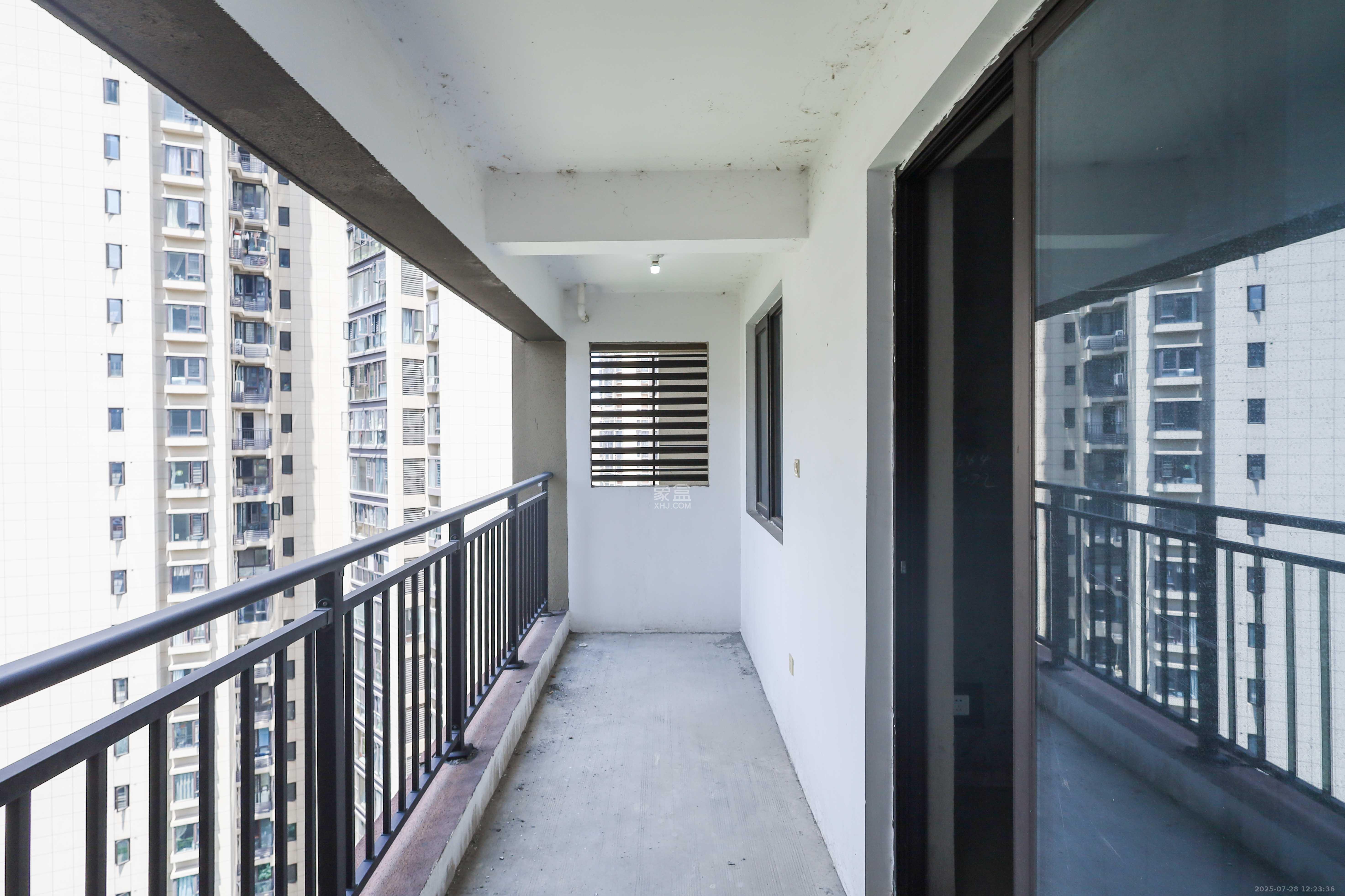 中国铁建梅溪青秀三期 4室2厅2卫 193.0万 中国铁建梅溪青秀三期 4室2厅2卫 193.0万阳台