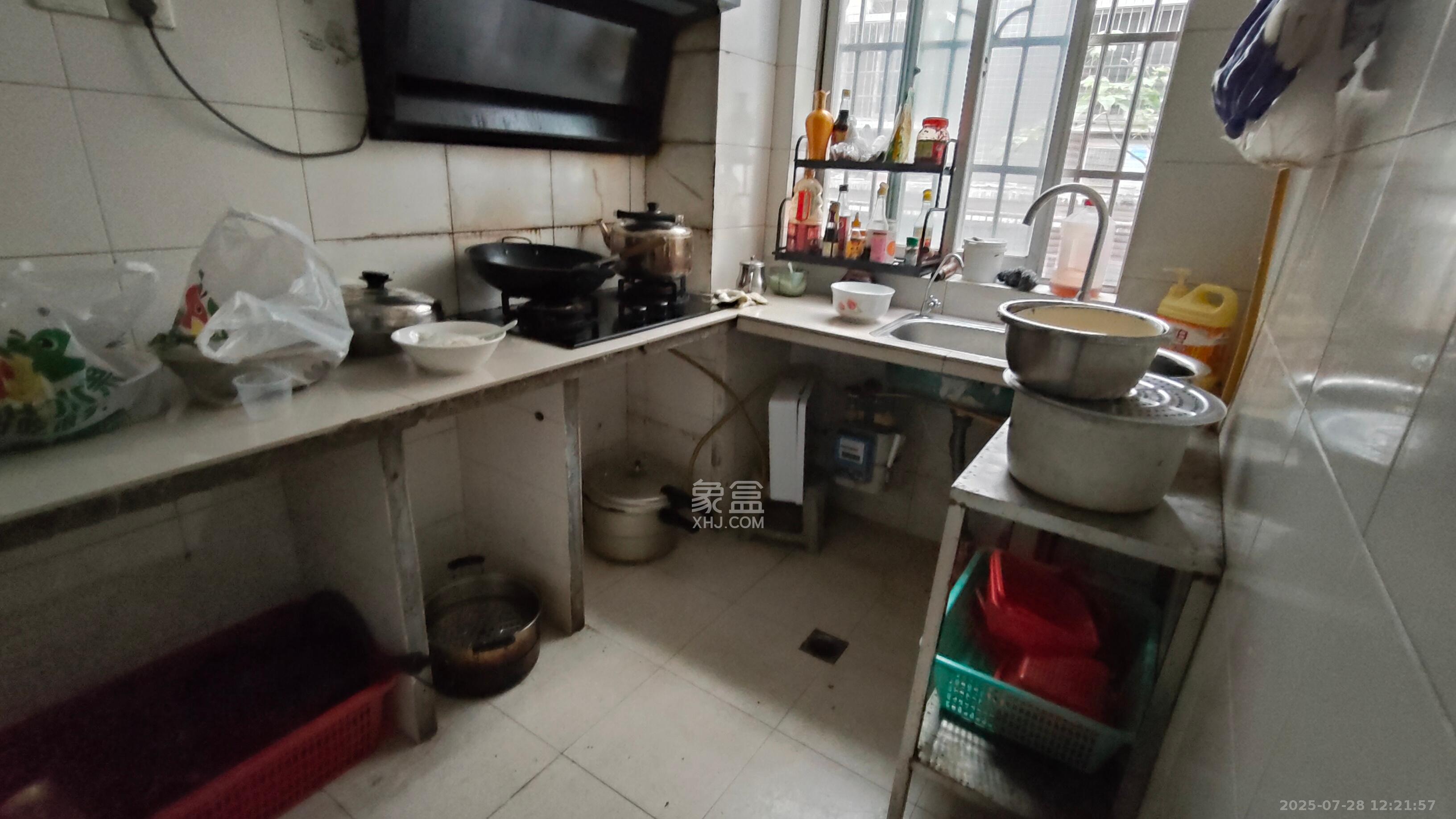 湘绣城  3室2厅2卫    1600.0元/月室内图