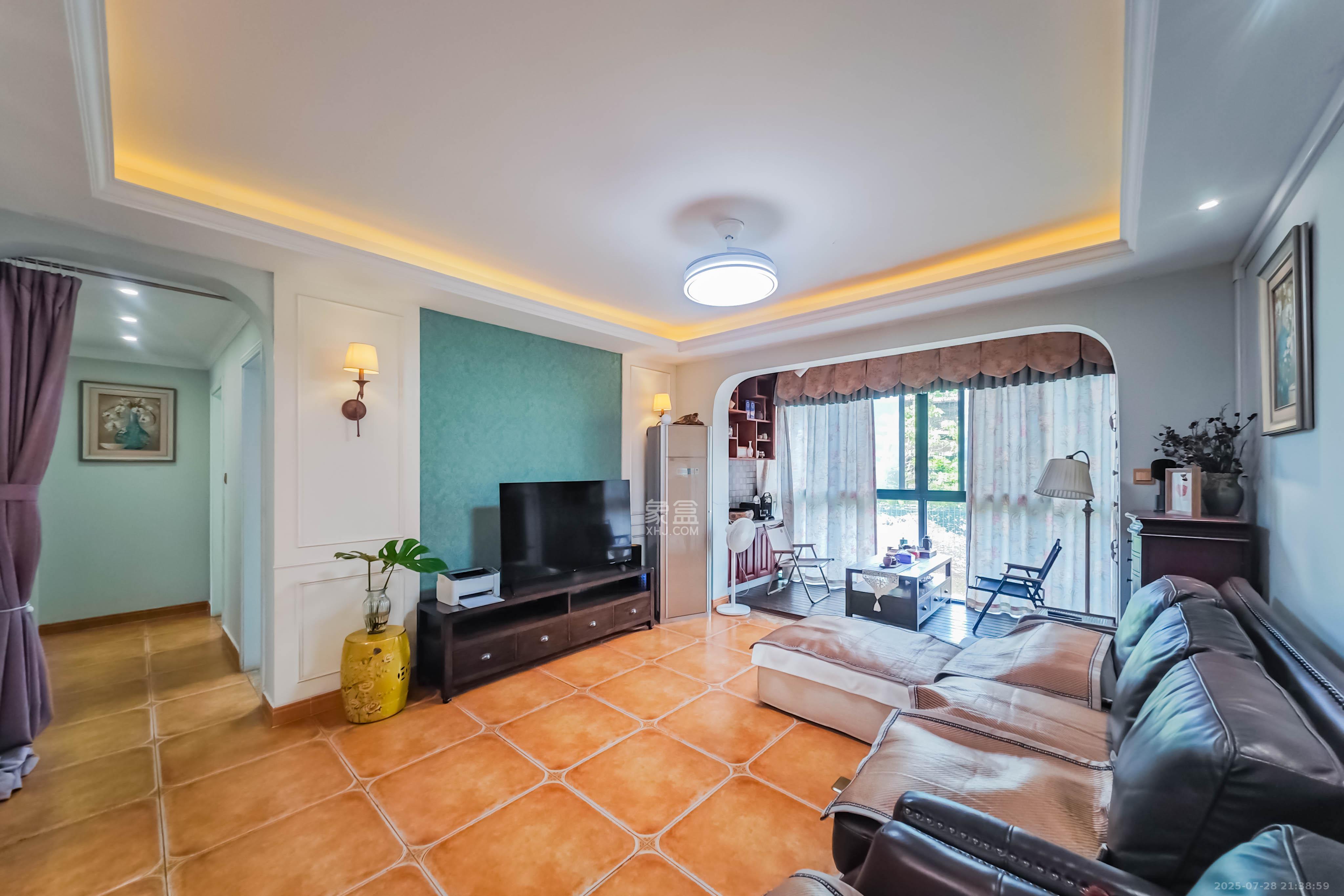 融科东南海 4室2厅2卫 139.0万 融科东南海 4室2厅2卫 139.0万客厅