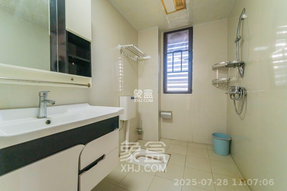 星湖湾一期高层  4室2厅2卫   3000.00元/月室内图