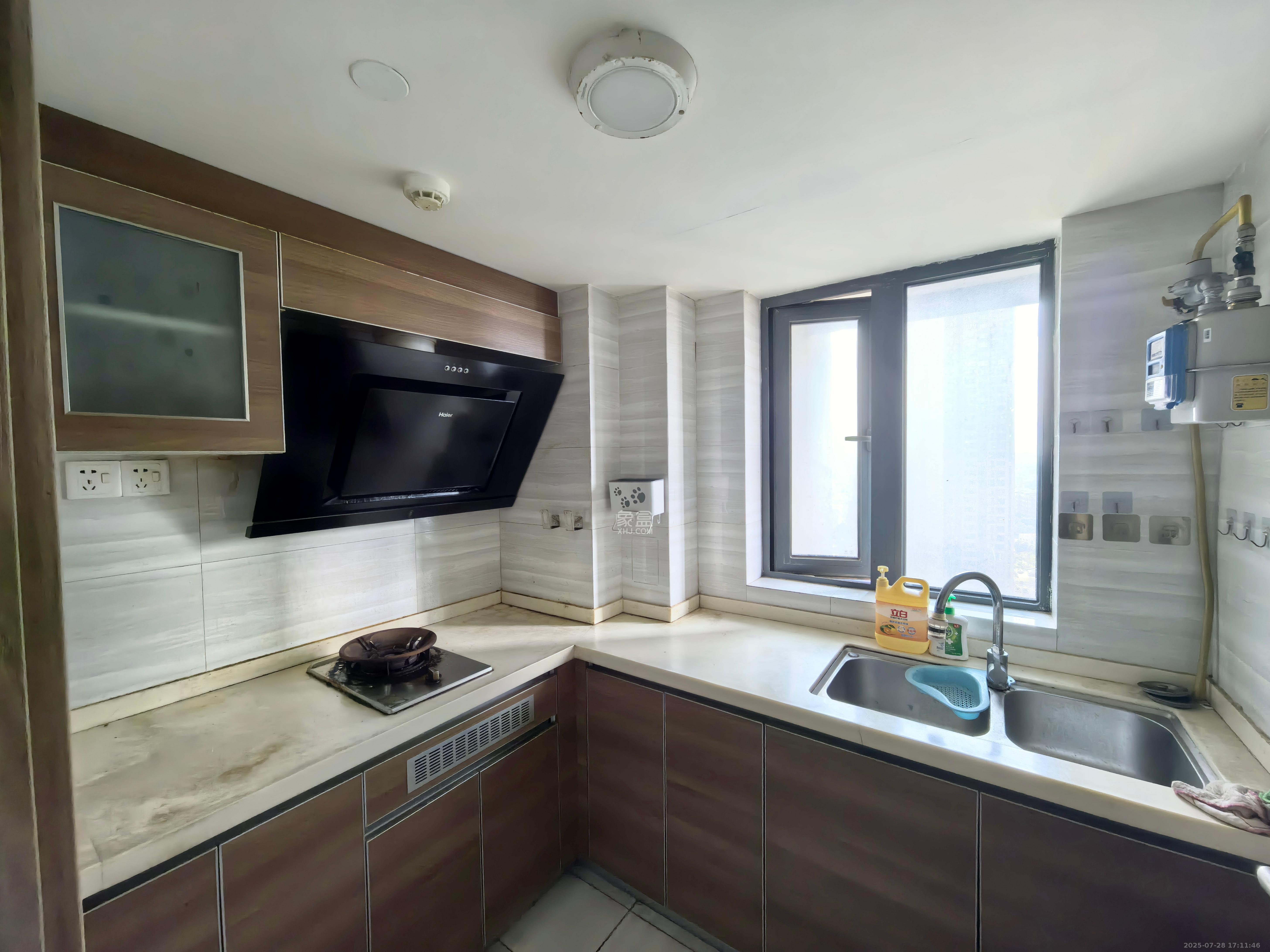 恒大翡翠华庭 3室2厅2卫 1800.0元/月 恒大翡翠华庭 3室2厅2卫 1800.0元/月室内图