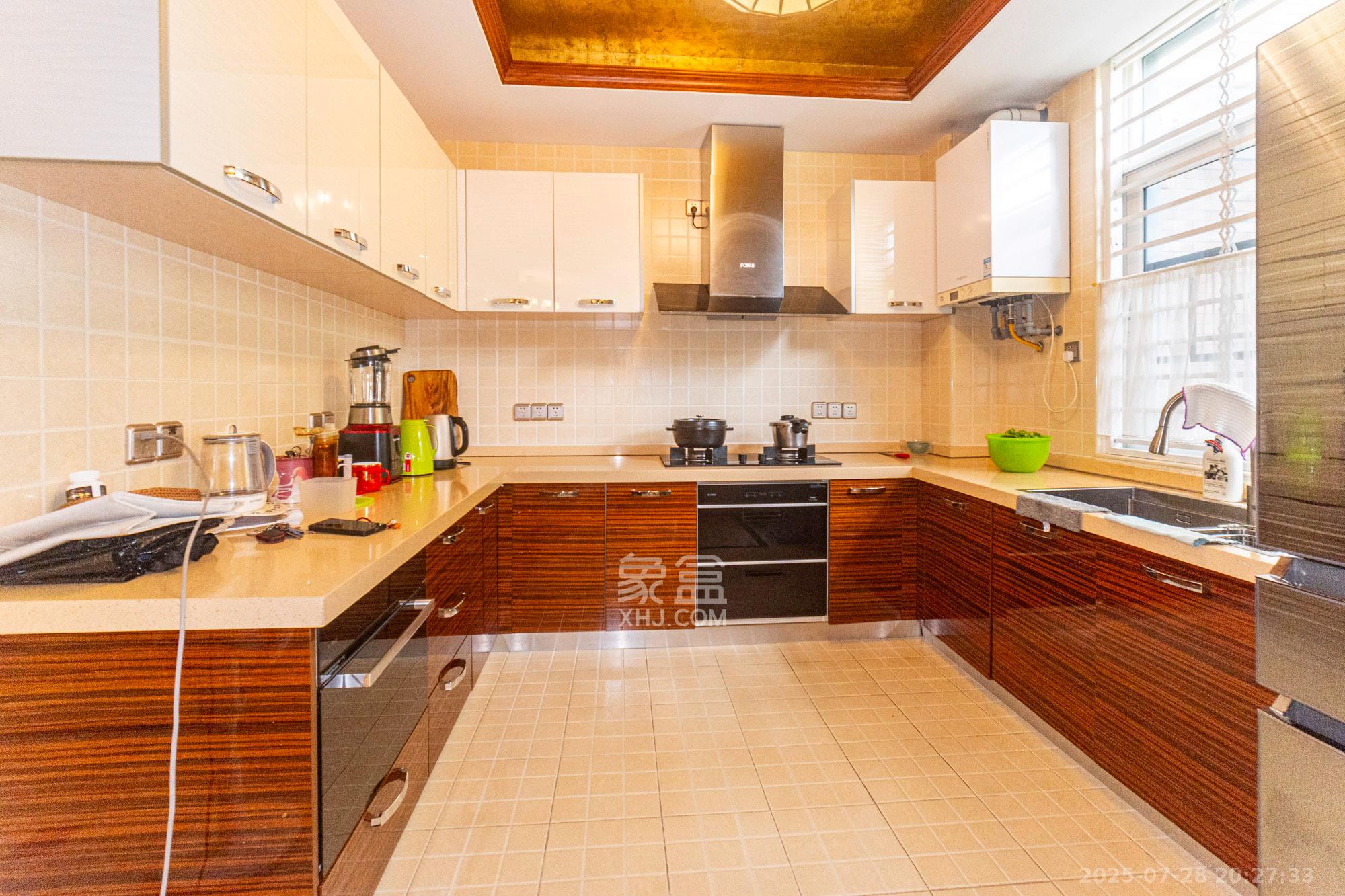 山水湾 5室3厅3卫 460.0万 山水湾 5室3厅3卫 460.0万厨房