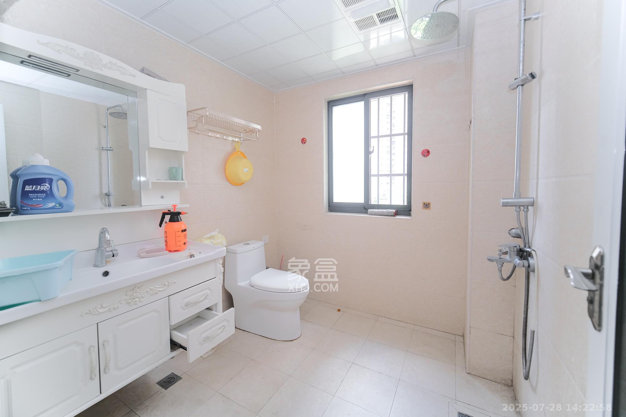 丰源国际 3室2厅2卫 81.0万 丰源国际 3室2厅2卫 81.0万卫生间