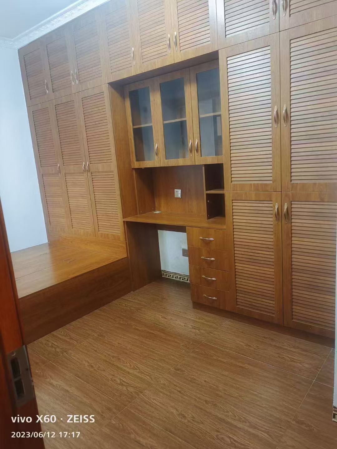 百弘学府城  3室2厅2卫    1800.0元/月室内图