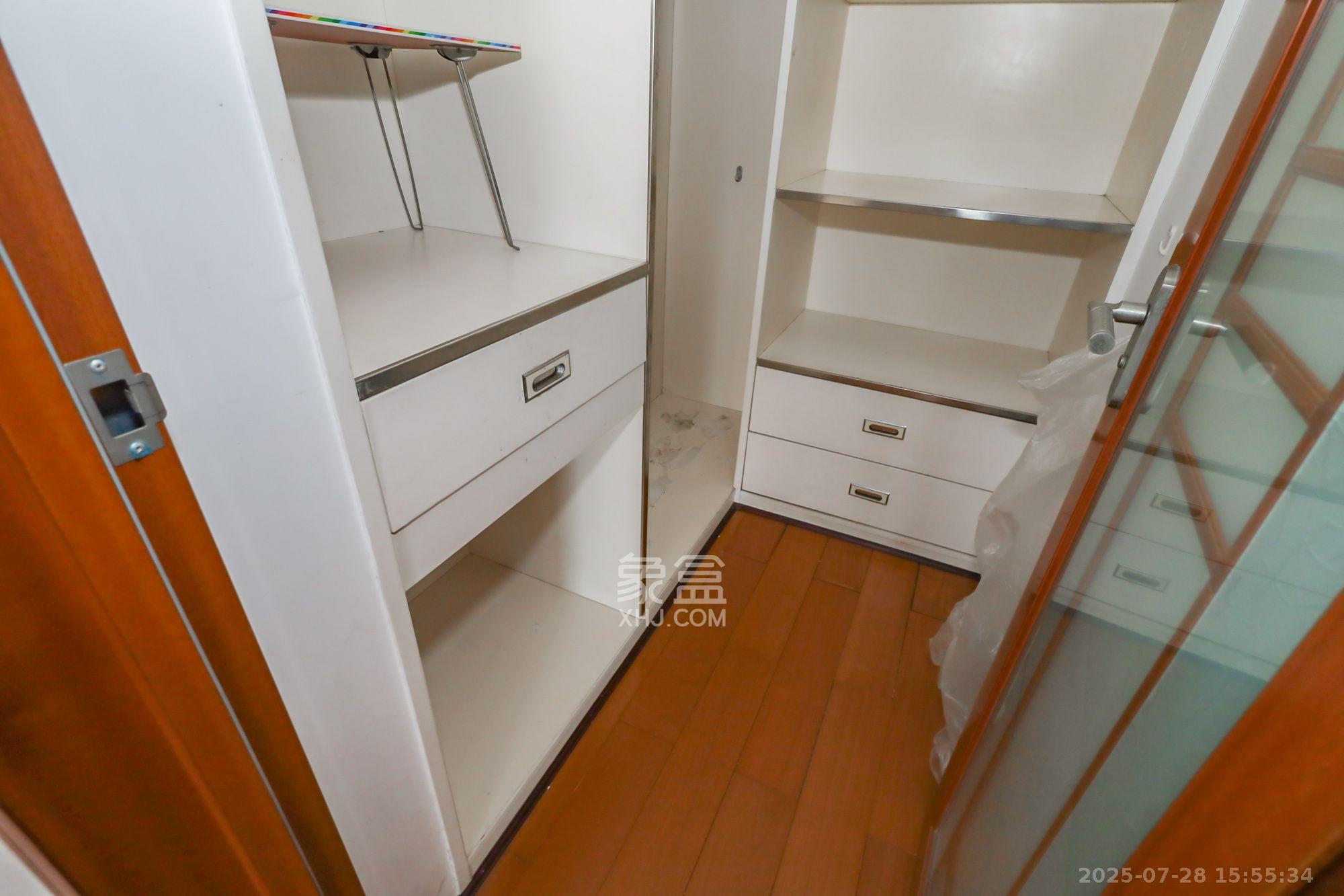 枫树园 4室2厅2卫 3500.0元/月 枫树园 4室2厅2卫 3500.0元/月室内图