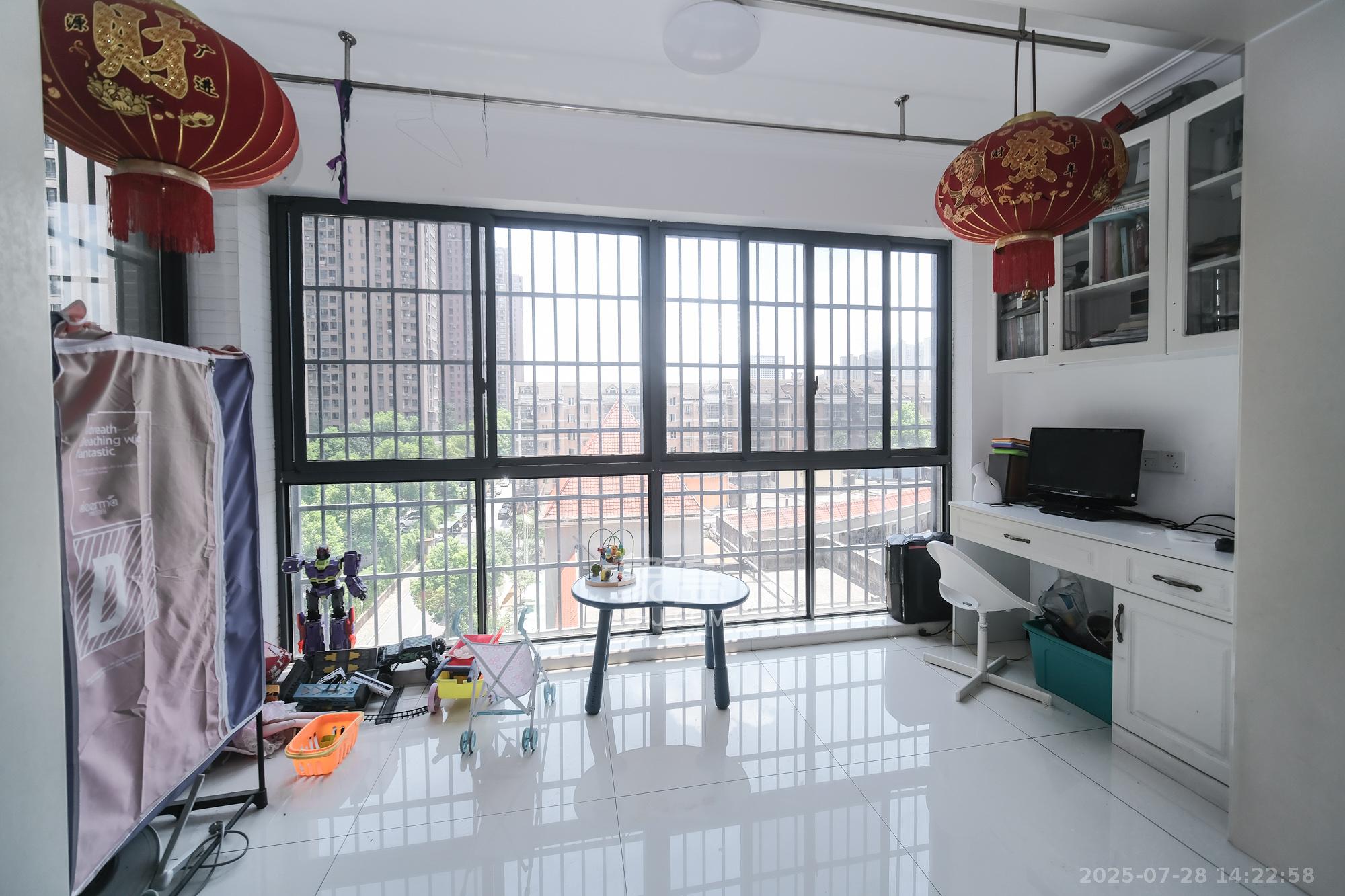 丰源国际 3室2厅2卫 81.0万 丰源国际 3室2厅2卫 81.0万阳台