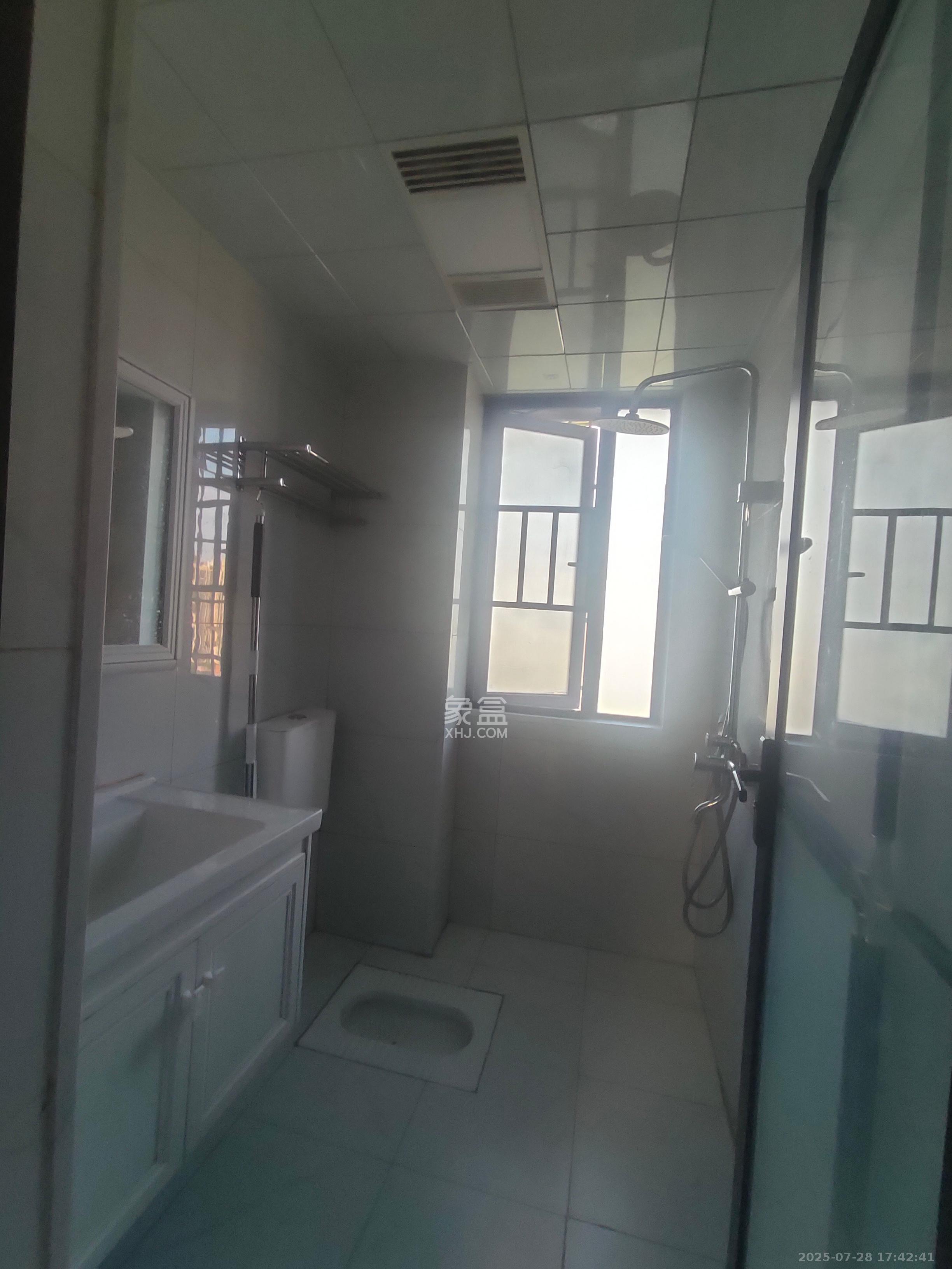 和润园三期 4室2厅1卫 2300.0元/月 和润园三期 4室2厅1卫 2300.0元/月室内图