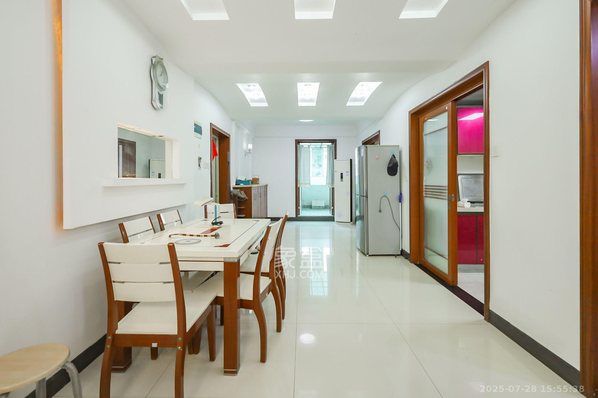 枫树园 4室2厅2卫 3500.0元/月 枫树园 4室2厅2卫 3500.0元/月室内图