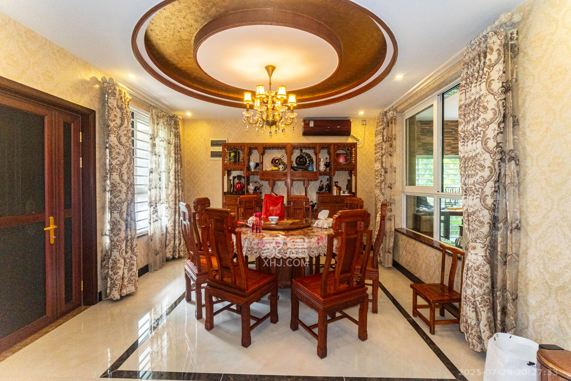 山水湾  5室3厅3卫    460.0万客厅