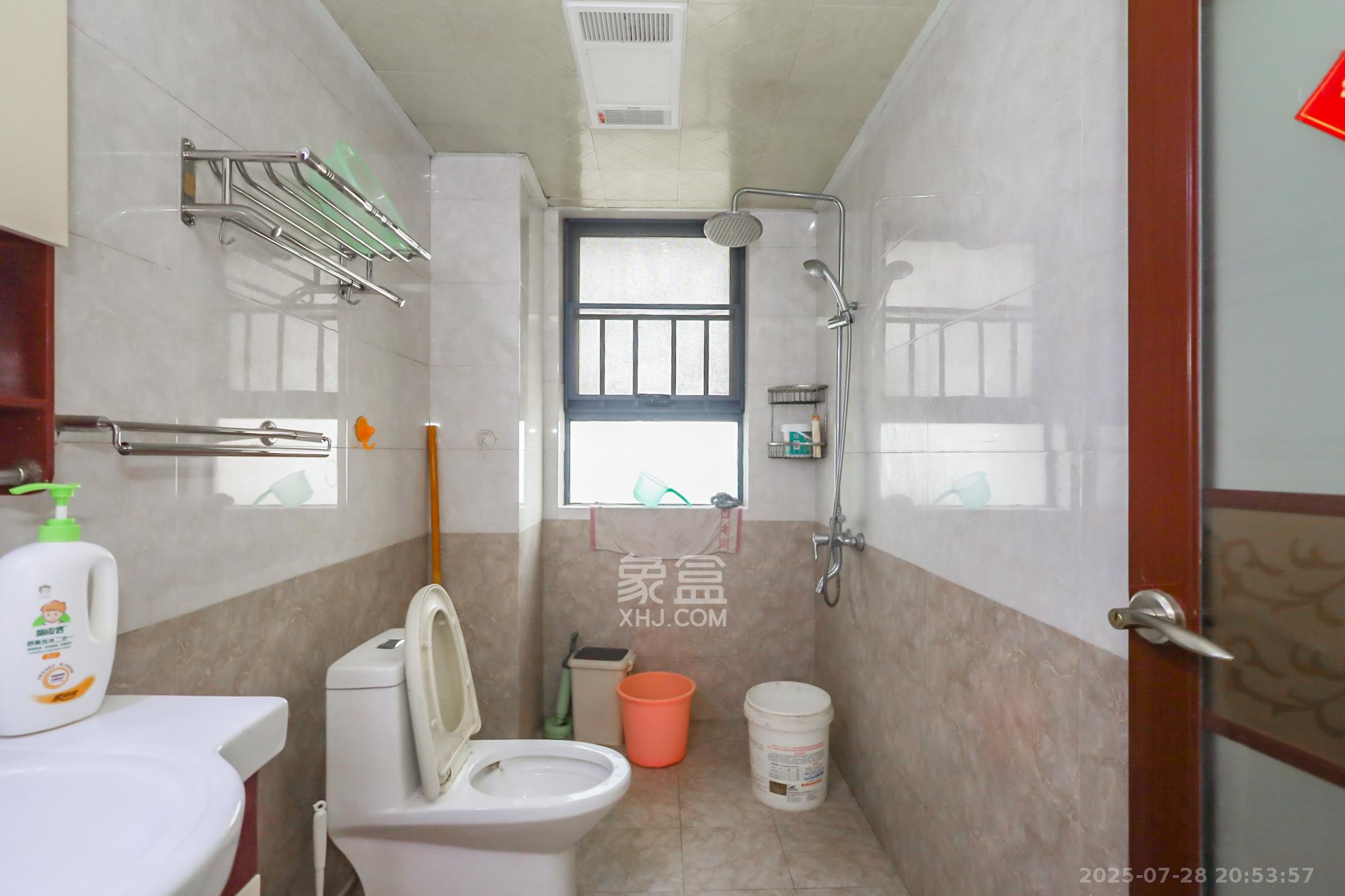 奥克斯广场 3室2厅2卫 130.0万 奥克斯广场 3室2厅2卫 130.0万卫生间