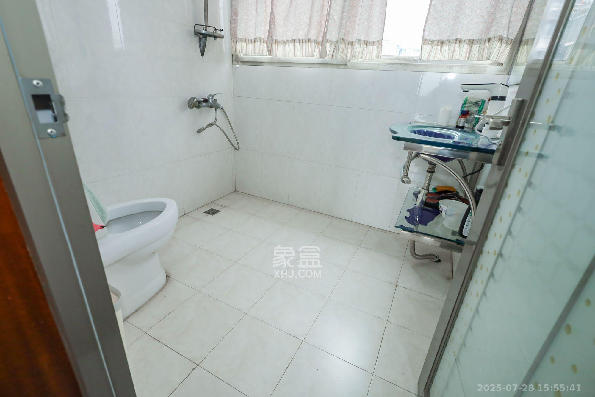 枫树园 4室2厅2卫 3500.0元/月 枫树园 4室2厅2卫 3500.0元/月室内图