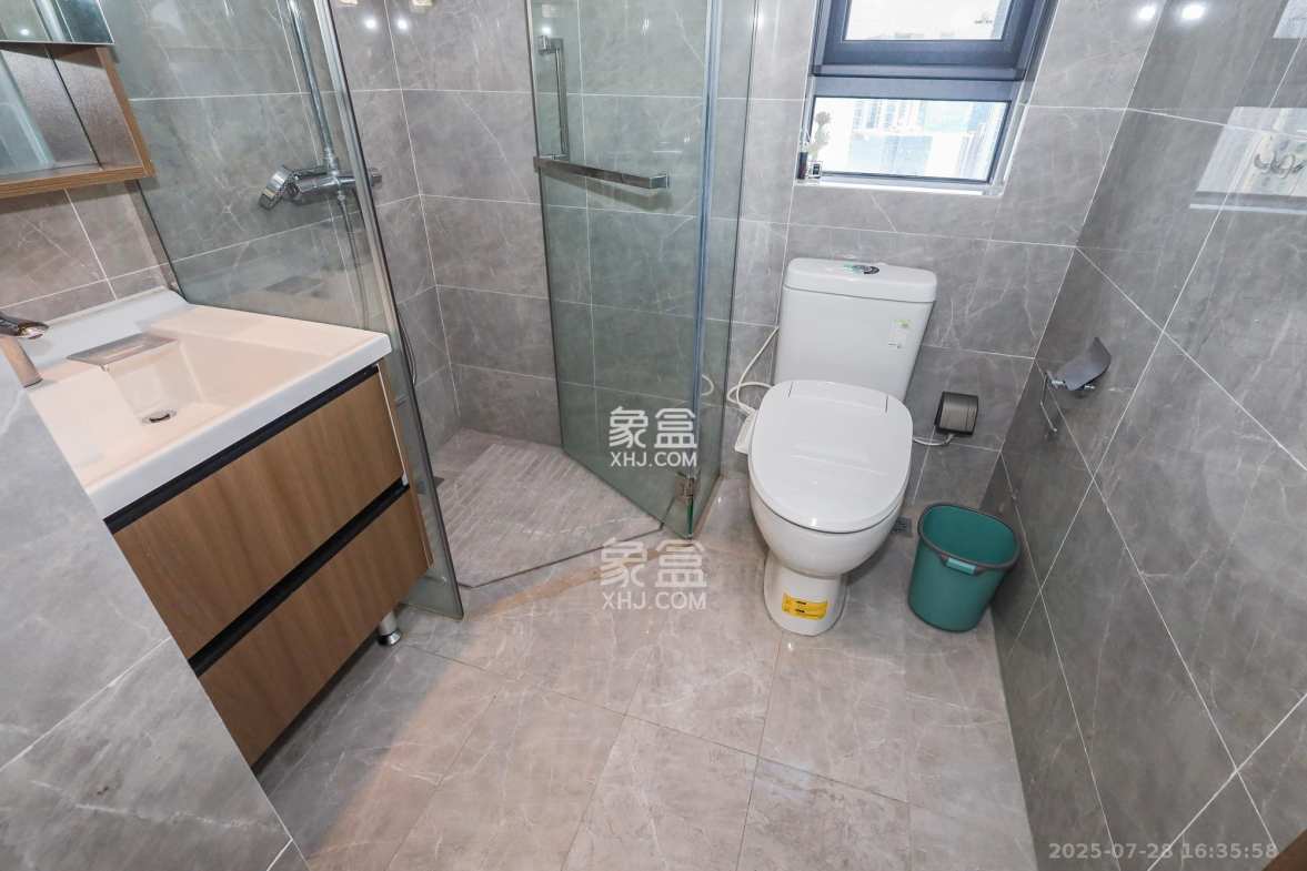 卓越中寰 3室2厅2卫 176.0万 卓越中寰 3室2厅2卫 176.0万卫生间