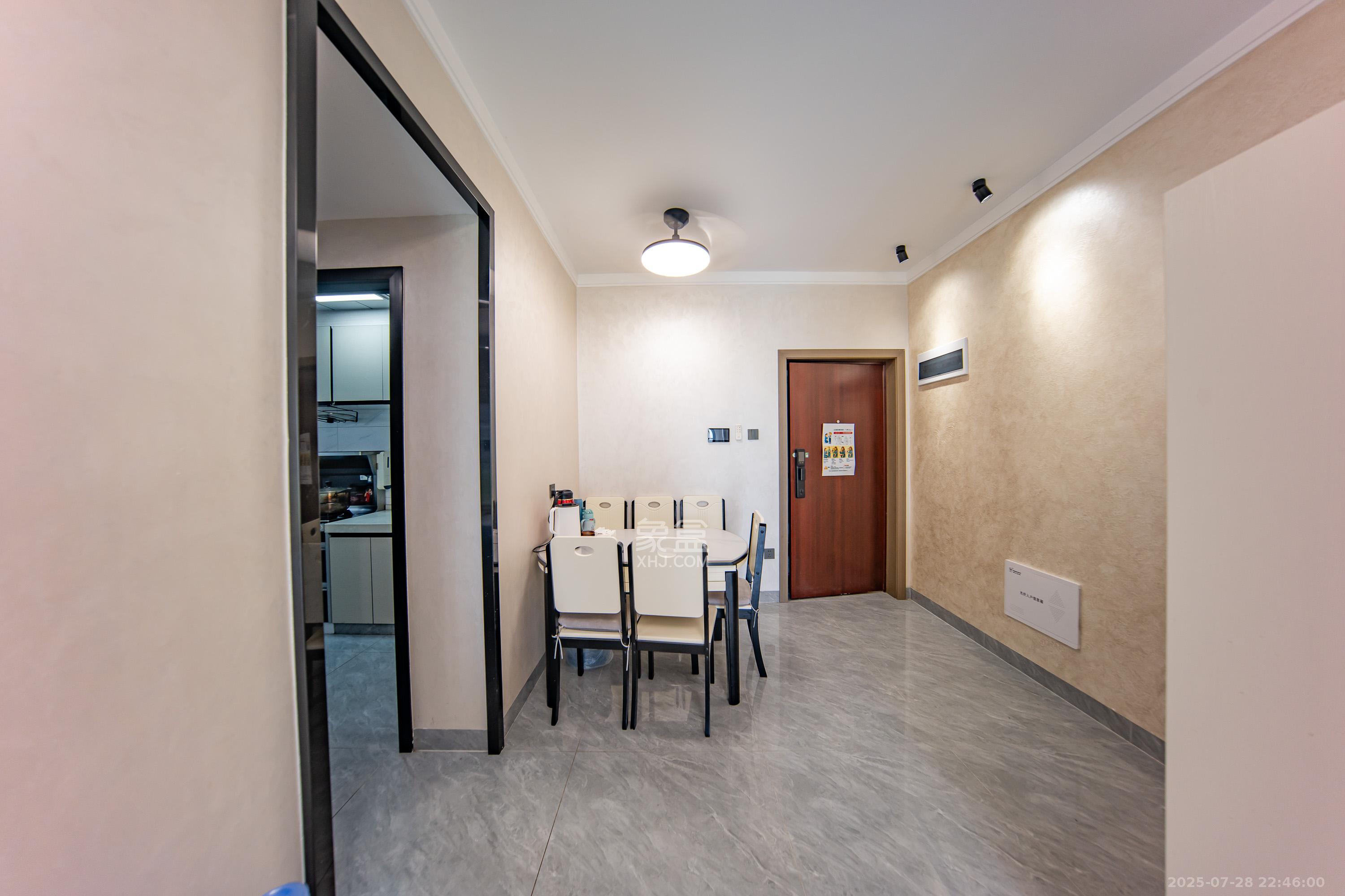 蔷薇国际 2室1厅1卫 49.8万 蔷薇国际 2室1厅1卫 49.8万客厅