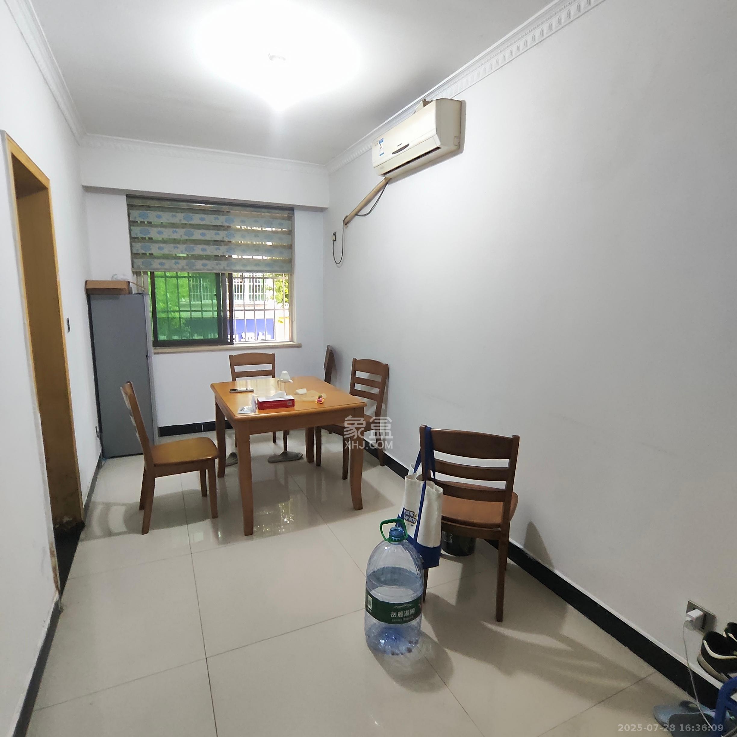 中南汽车世界  2室2厅1卫    1400.0元/月室内图