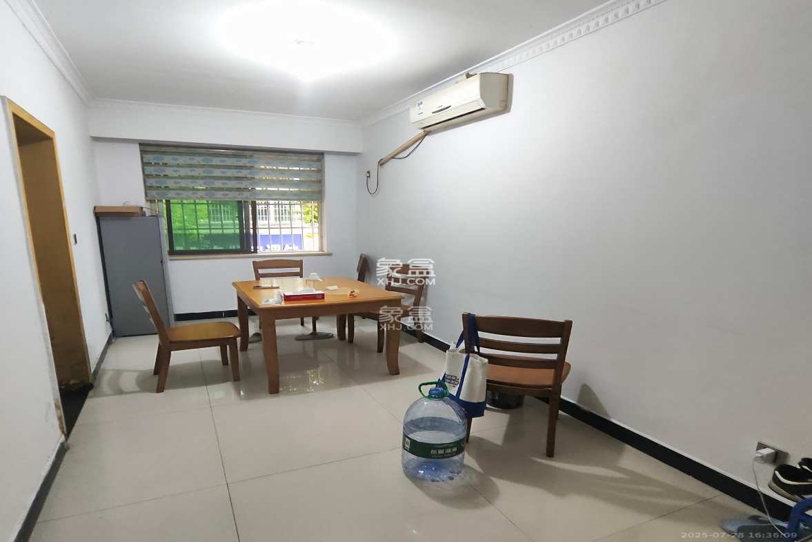 中南汽车世界 2室2厅1卫 1400.0元/月 中南汽车世界 2室2厅1卫 1400.0元/月室内图