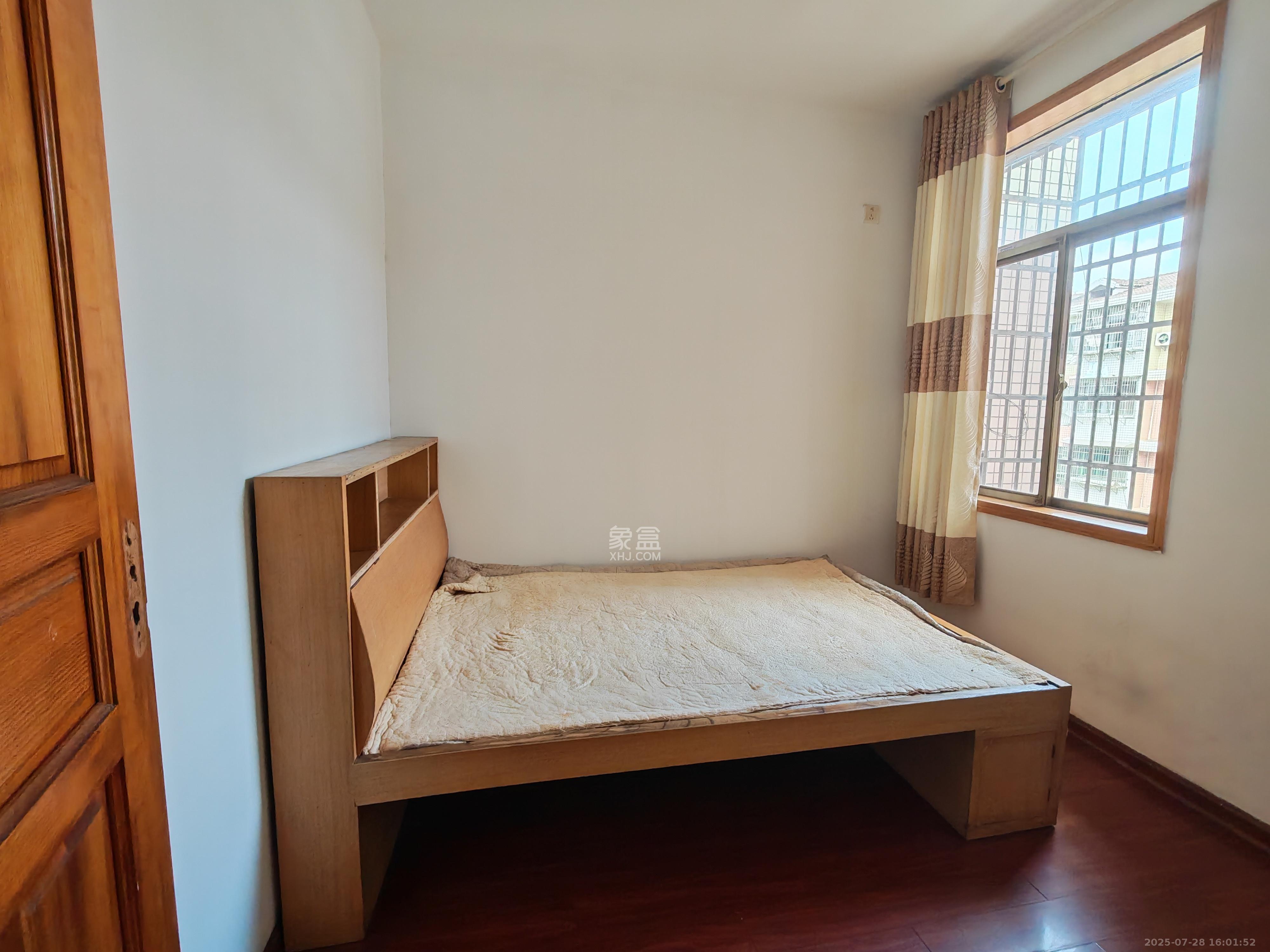 荷叶小区  3室2厅2卫    1000.0元/月室内图