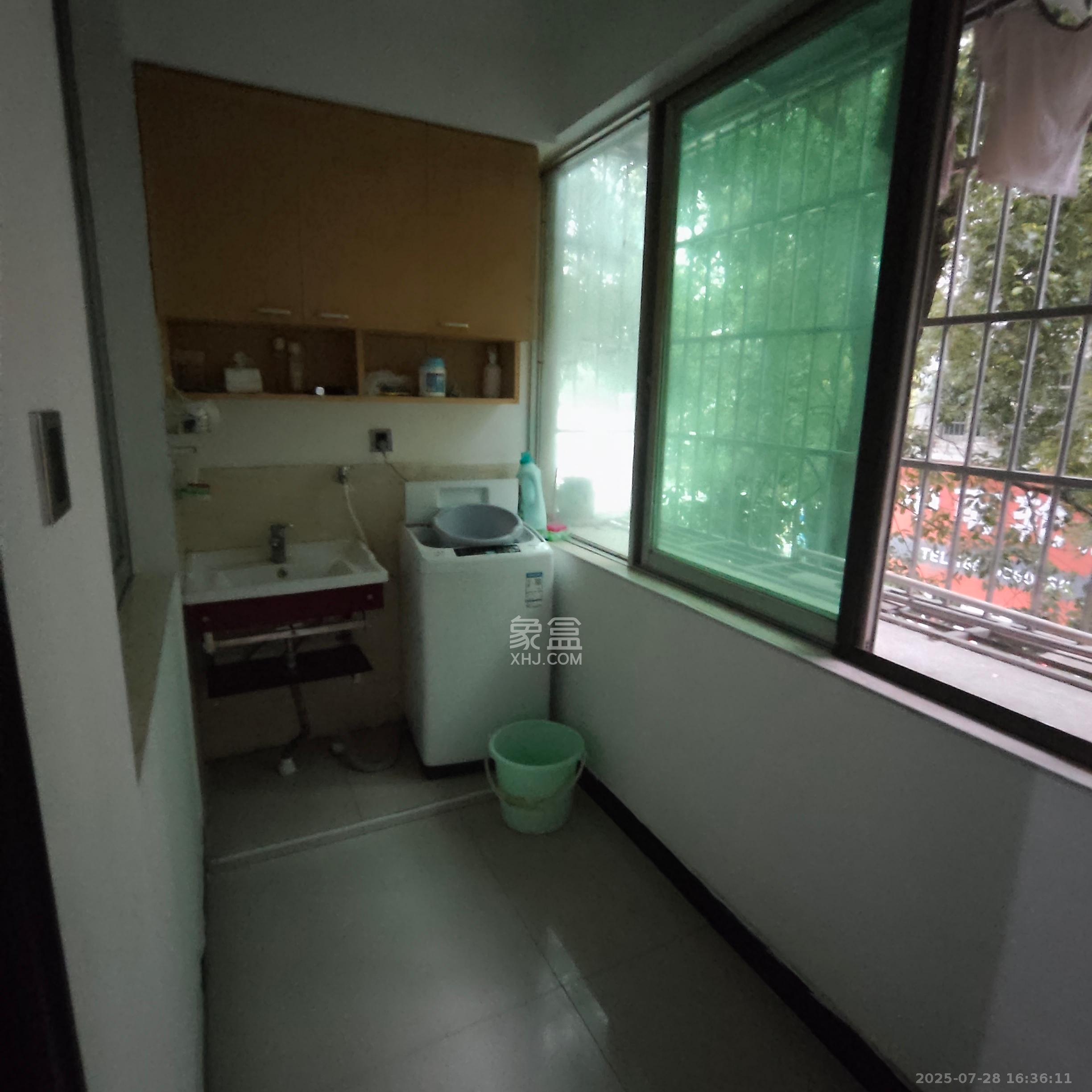 中南汽车世界  2室2厅1卫    1400.0元/月室内图