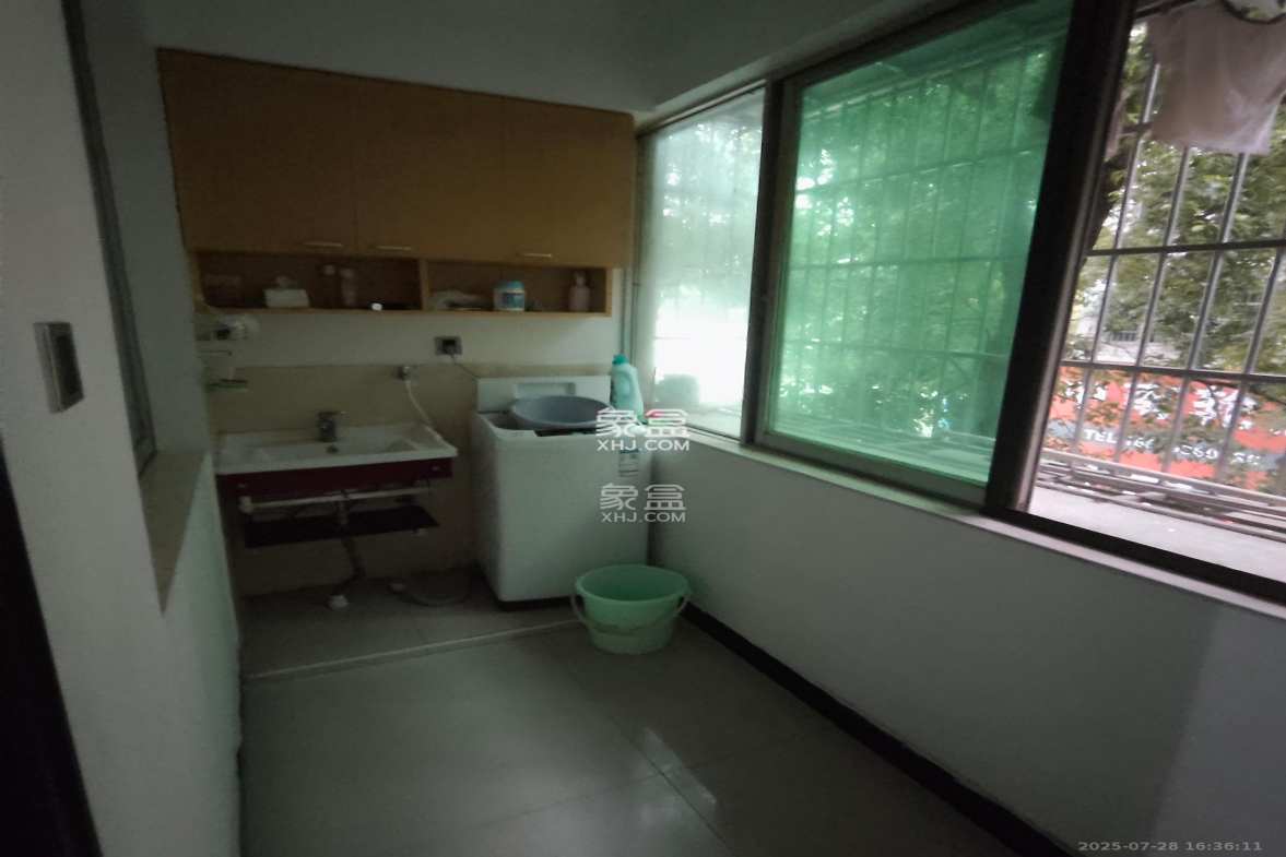 中南汽车世界 2室2厅1卫 1400.0元/月 中南汽车世界 2室2厅1卫 1400.0元/月室内图