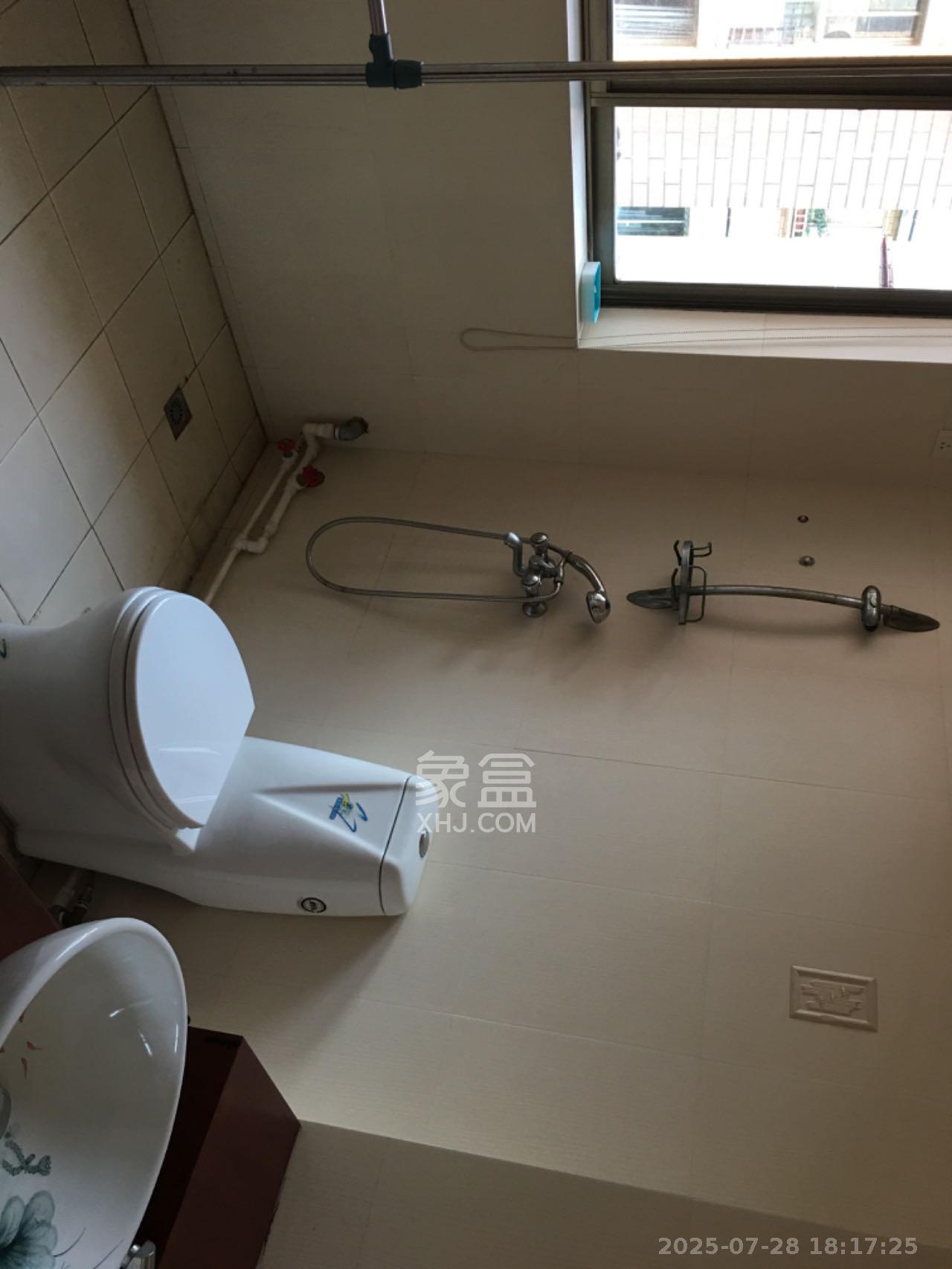 芙蓉公寓 4室2厅2卫 2600.0元/月 芙蓉公寓 4室2厅2卫 2600.0元/月室内图