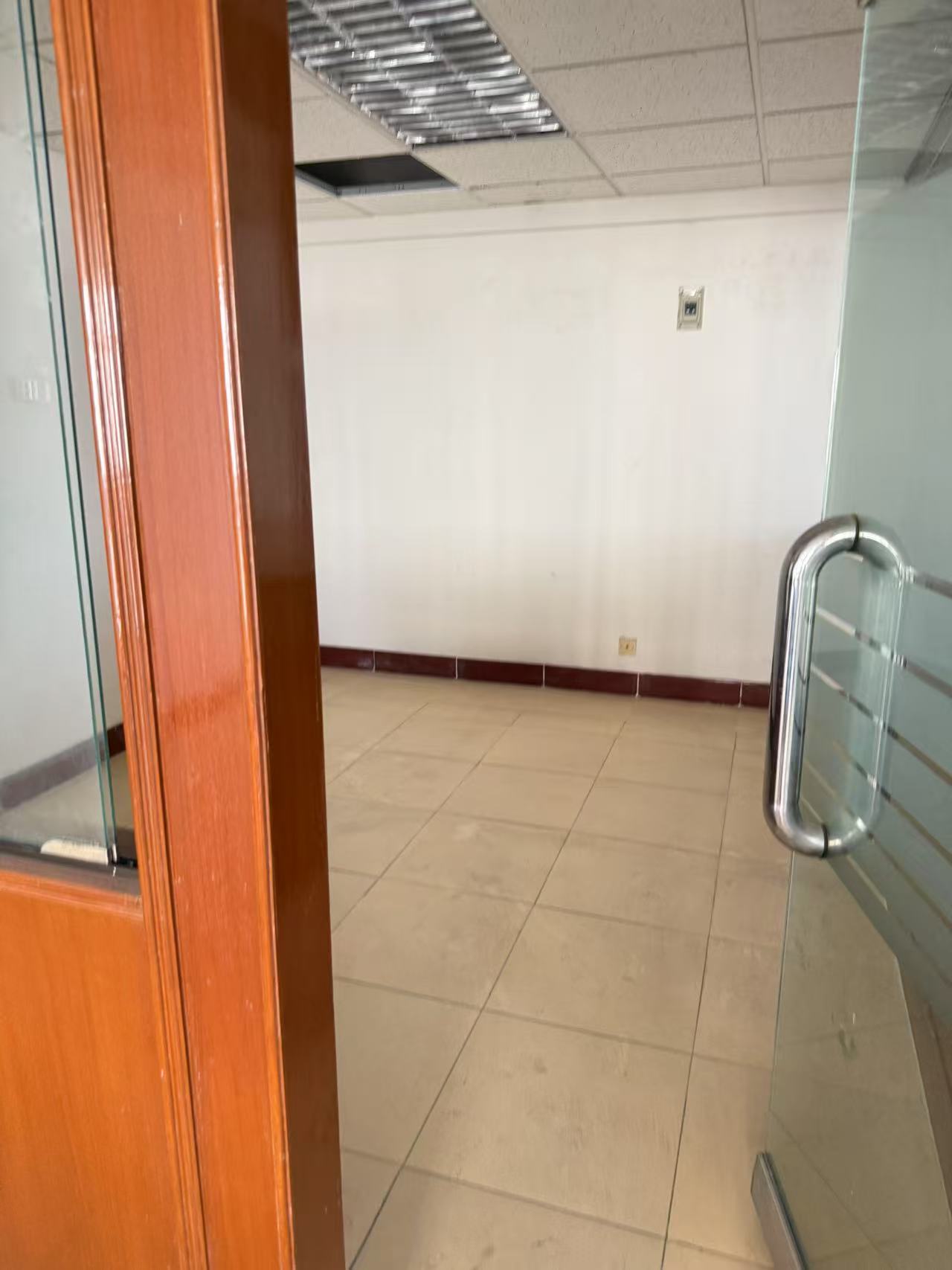 花园大厦 3室2厅1卫 2000.0元/月 花园大厦 3室2厅1卫 2000.0元/月室内图