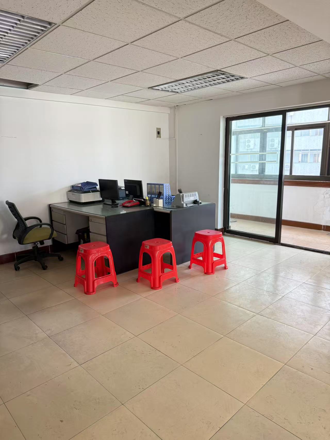 花园大厦 3室2厅1卫 2000.0元/月 花园大厦 3室2厅1卫 2000.0元/月室内图