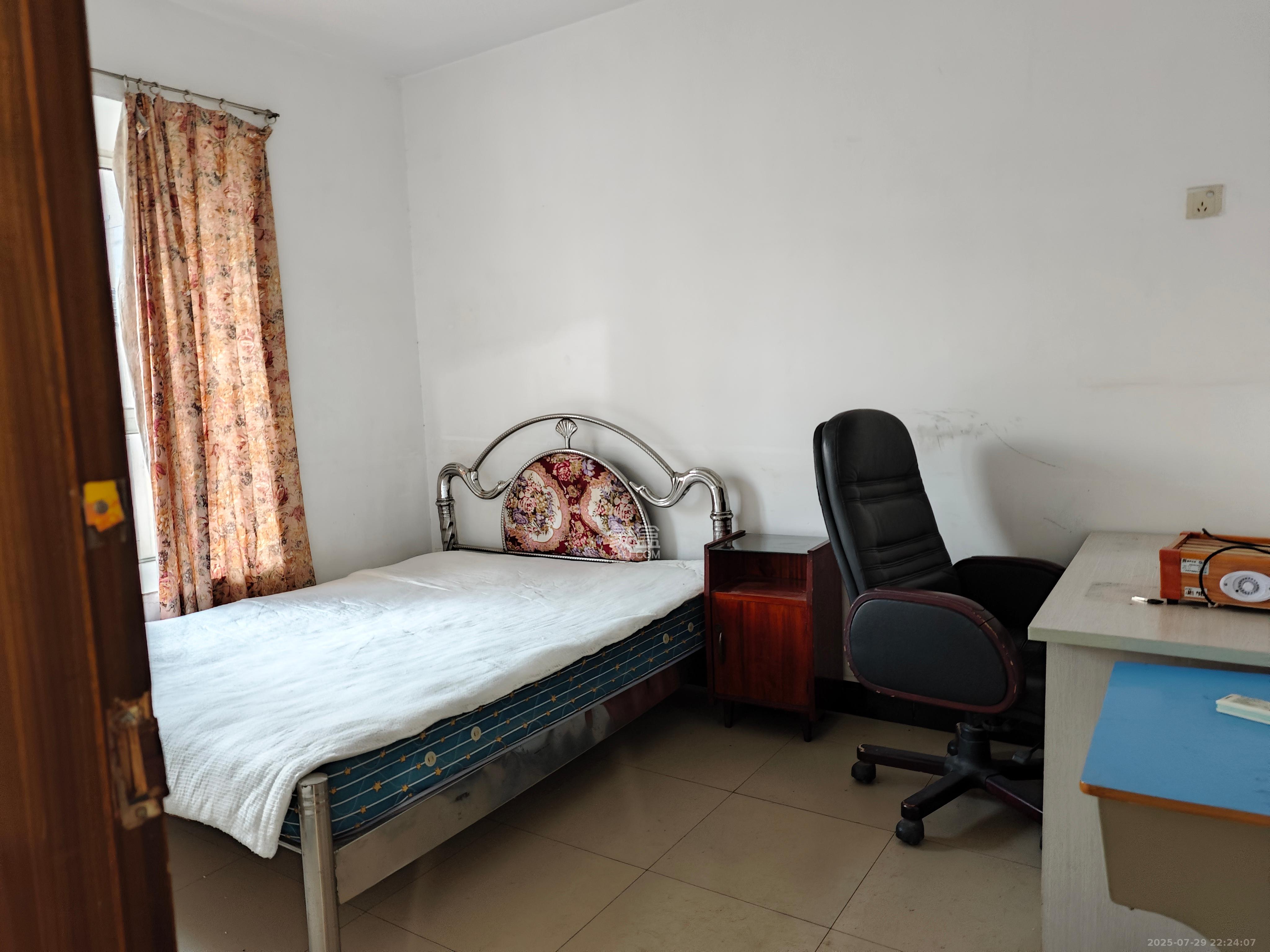 嘉盛华庭(一期、二期、三期)  4室2厅1卫    2600.0元/月 嘉盛华庭(一期、二期、三期)  4室2厅1卫    2600.0元/月室内图